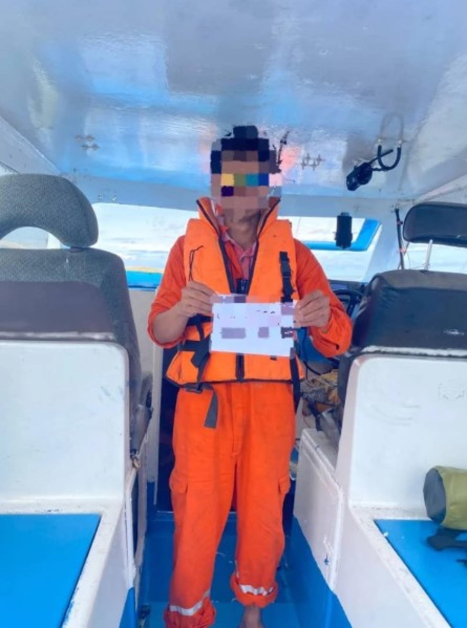 一名本地船员与涉嫌违规的客船一同被民都鲁海事执法区执法员扣留。