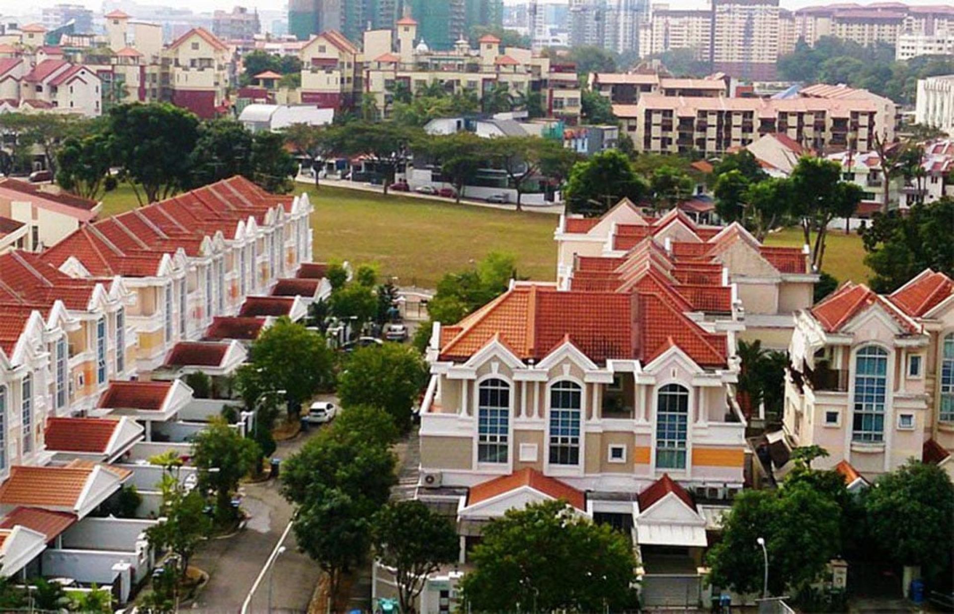 新加坡民众热中于投资房产,房屋自有率高达91%。图为当地高级住宅区。