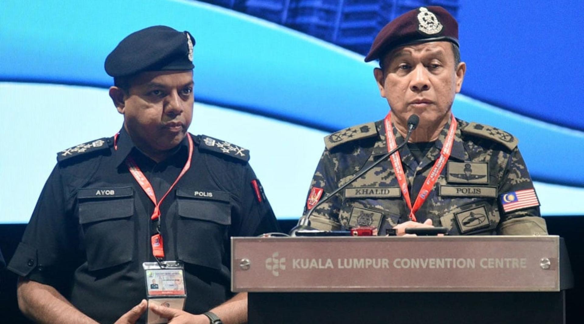 卡礼(右)回应有关“拒绝特朗普”集会的问题,左是全国副总警长丹斯里阿育汉。