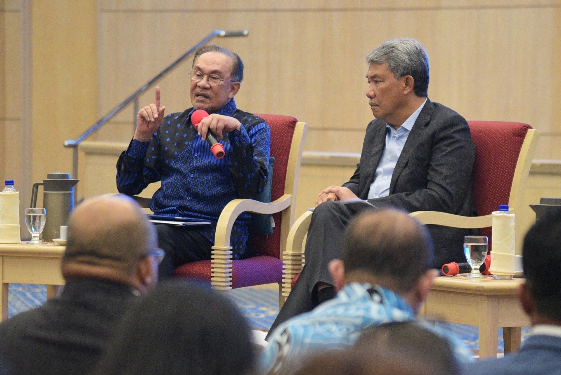 安华(左):美元仍是主要的使用货币,因此所谓的“去美元化”一词并不完全正确。右为莫哈末哈山。