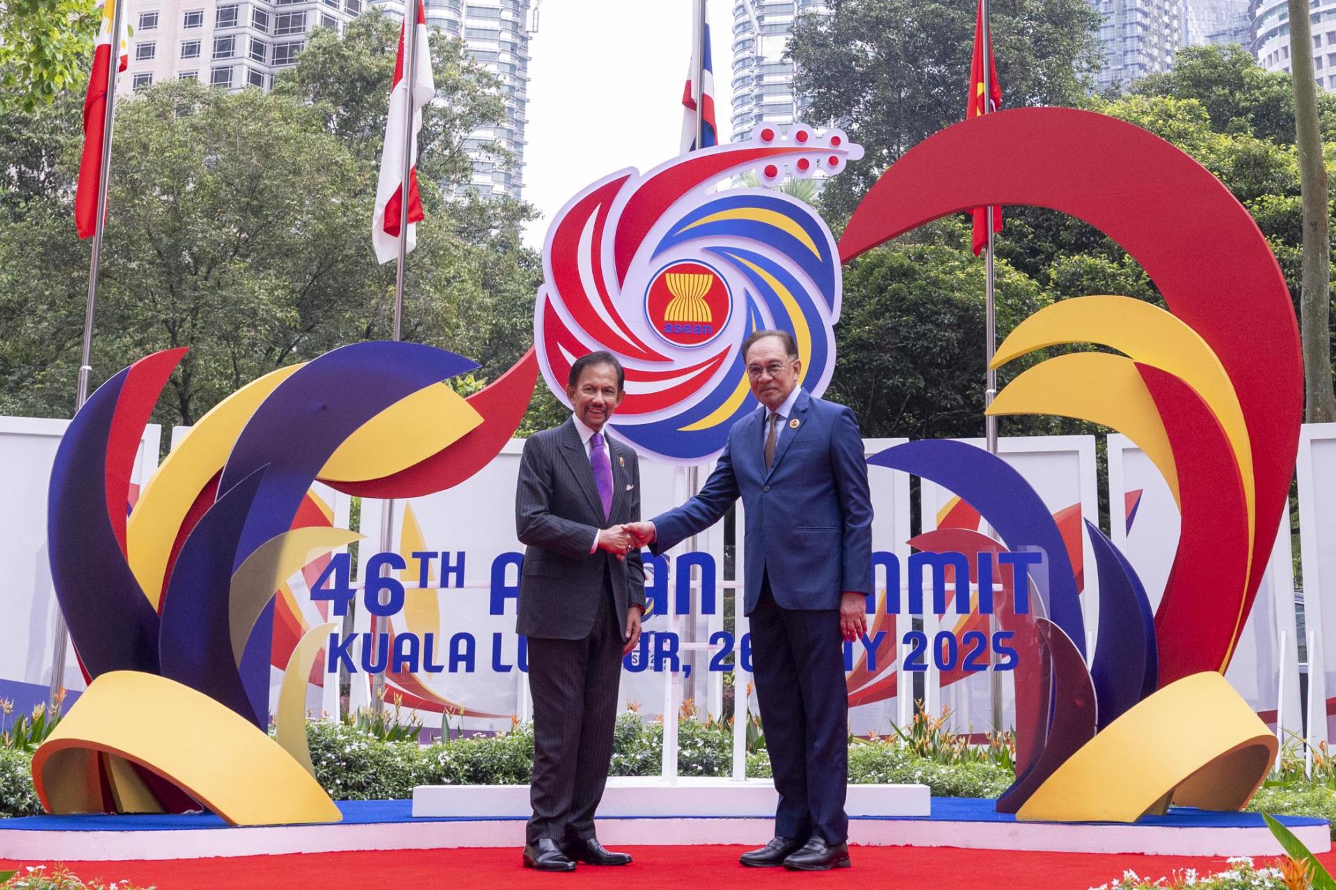 照片显示2025年5月26日,苏丹陛下前往吉隆坡会议中心参加第46届第46届全体会议和闭关会议时的资料照片