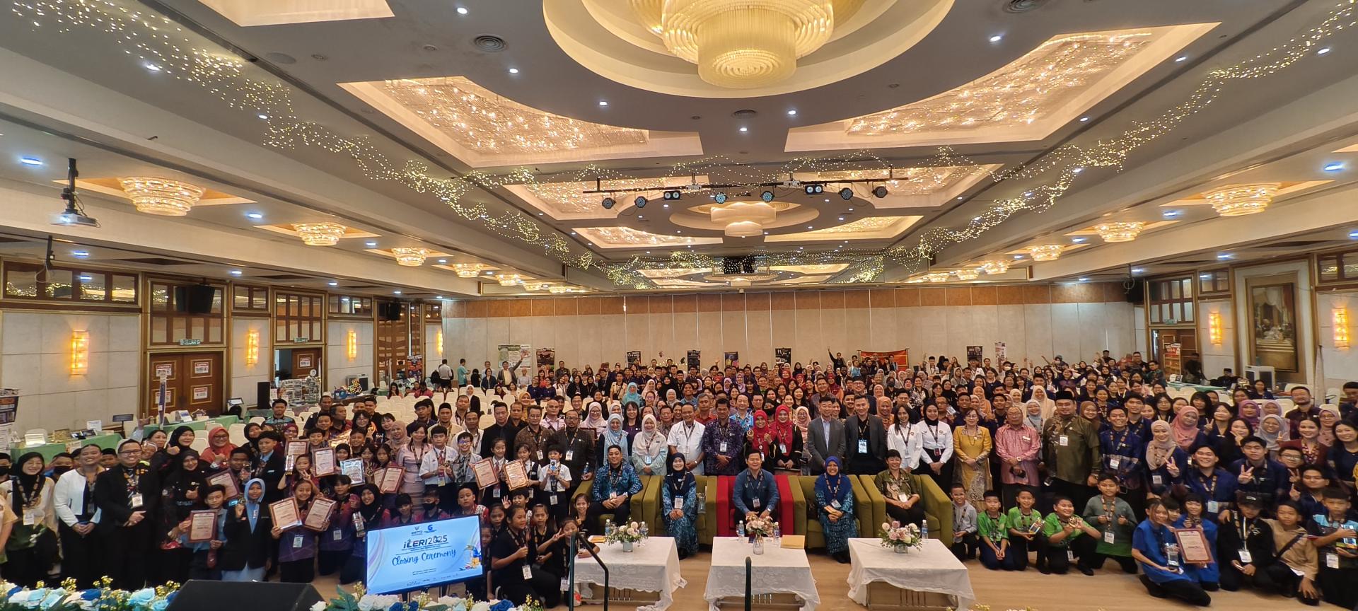2025年第三届国际教育研究与创新研讨会闭幕嘉宾与参与者合影留念。
