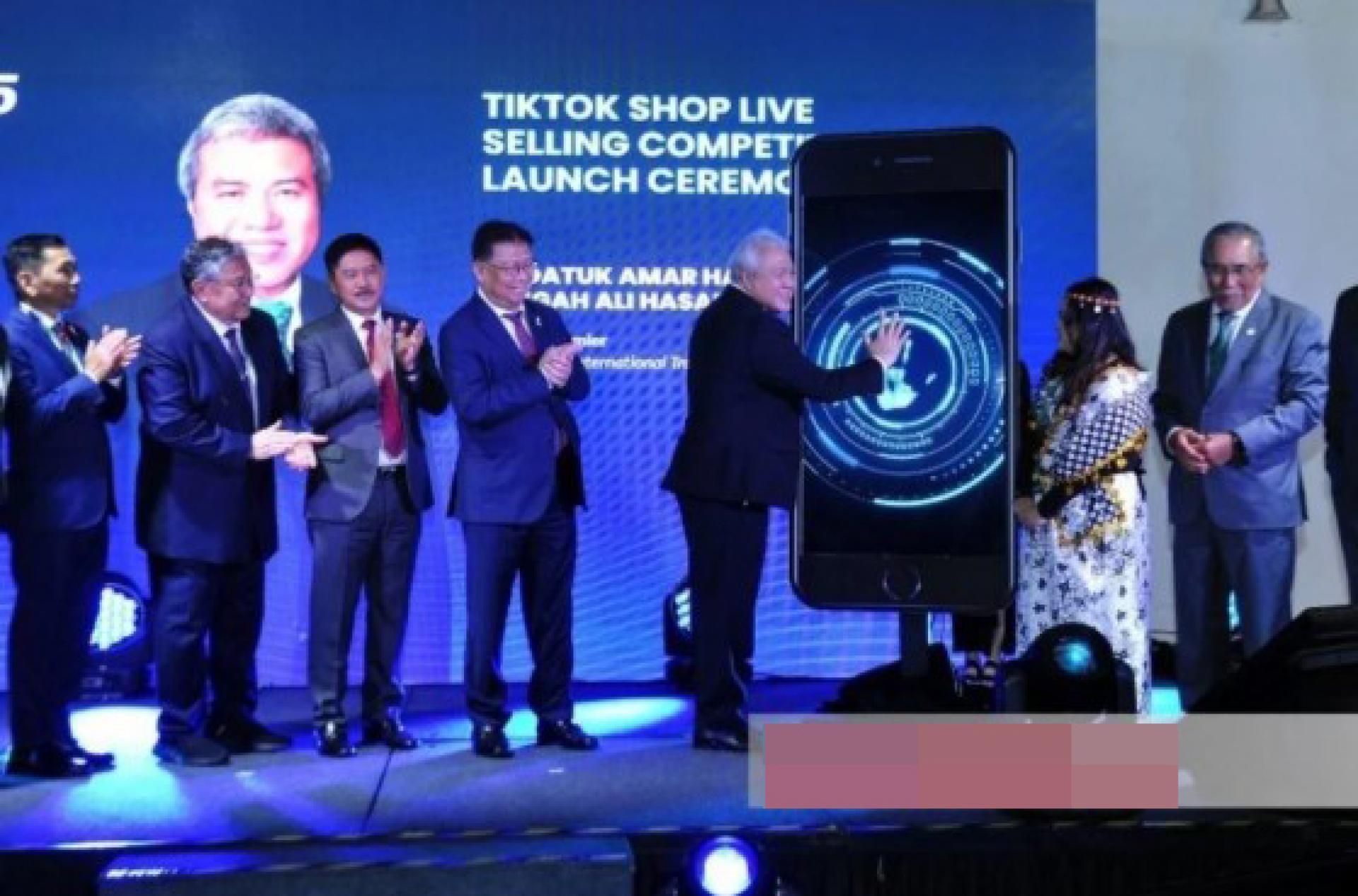 阿旺登雅（右4）为“砂数码商城TikTok商店直播销售竞赛”主持开幕仪式。
