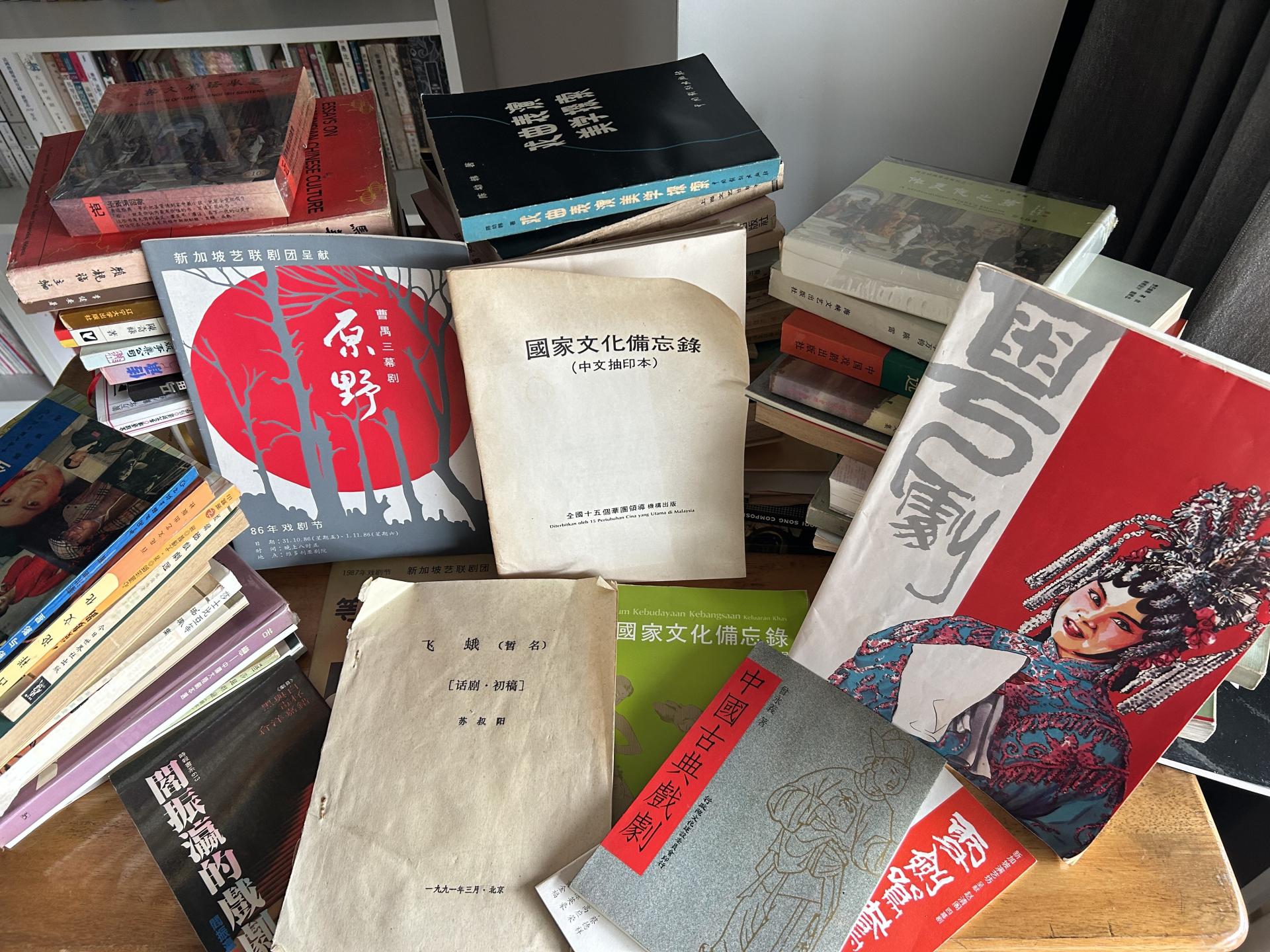 戴小华捐赠的戏剧文献含国内外戏剧文本和影音光碟。