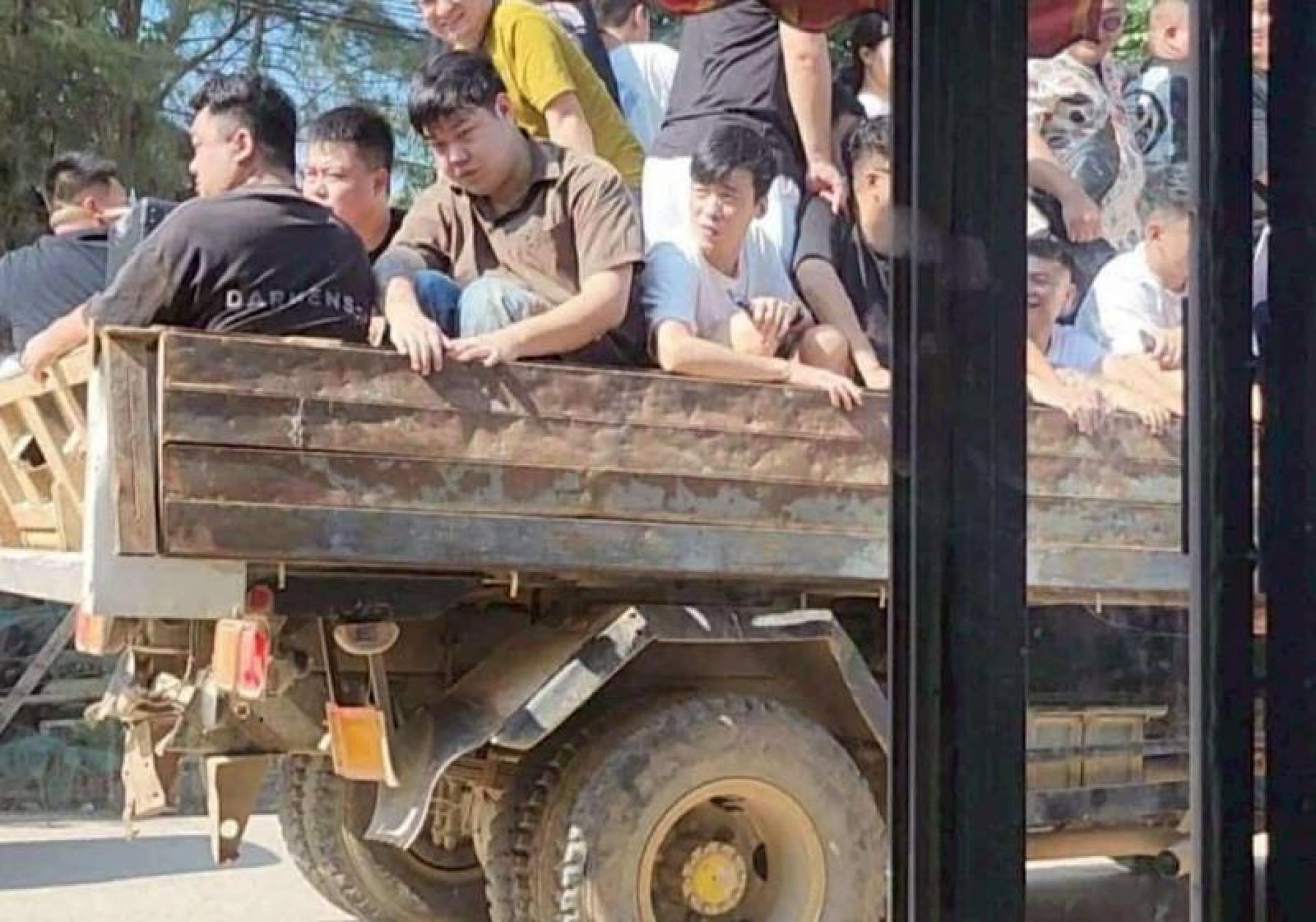 大批中国人得知军队将突袭园区的消息后，纷纷收拾行李、骑车、搭车仓皇逃离。
