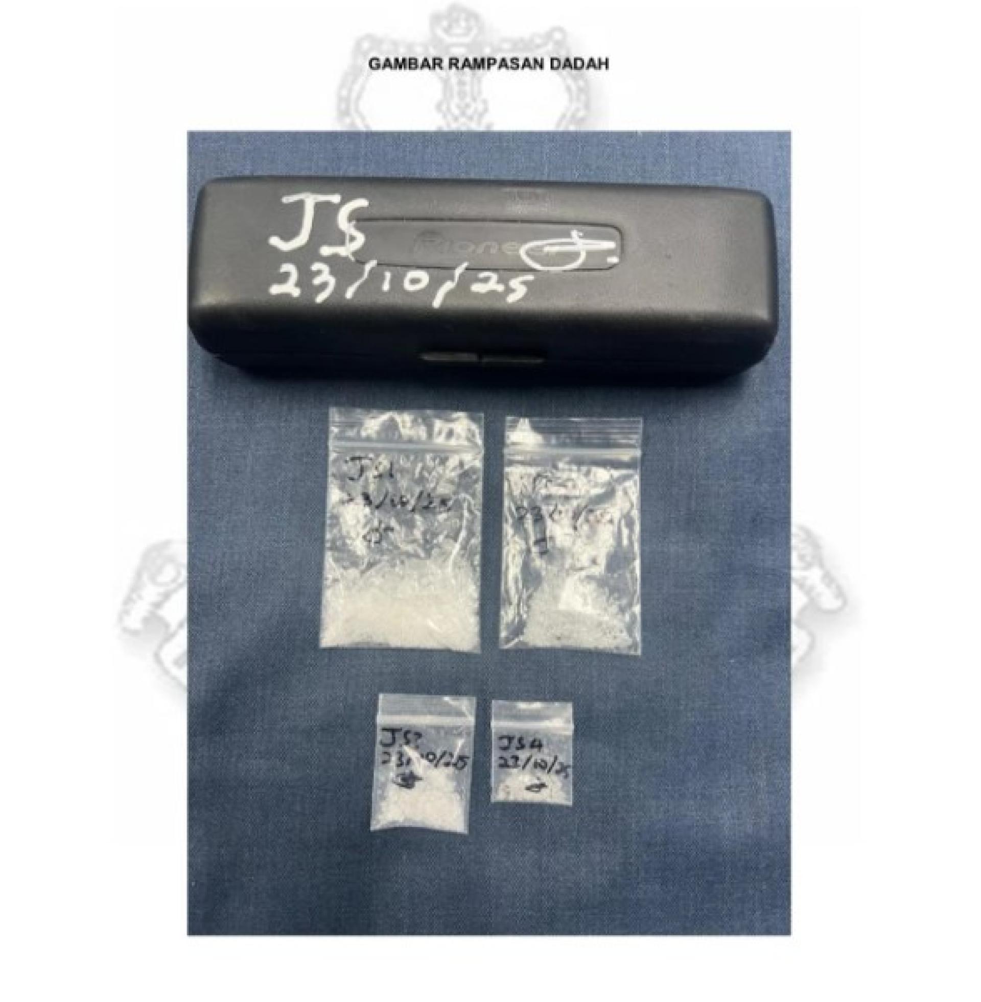 警方起获多包疑似冰毒的透明塑料袋。
