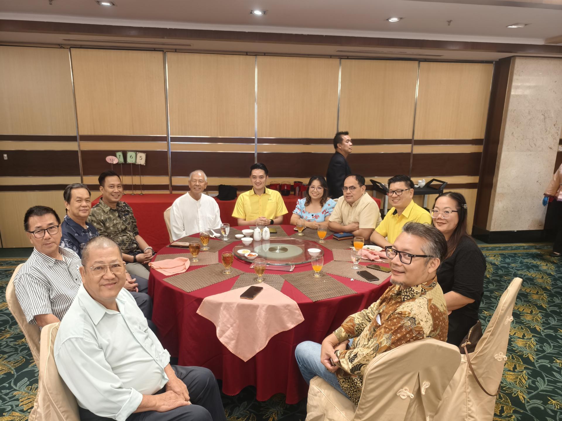 主桌嘉宾合影。左起为甲必丹田舜忠,甲必丹沈炎龙,本曼查冯兆明,北砂新协会长蔡传晋,砂旅游副部长拿督陈超耀,美里市长俞小珊的代表许勋扬,筹备会主席范文琦,北砂新协财政杨万勇,美里市议员范宏祥,北砂新协秘书珍妮弗以及美里市议员余忠明。