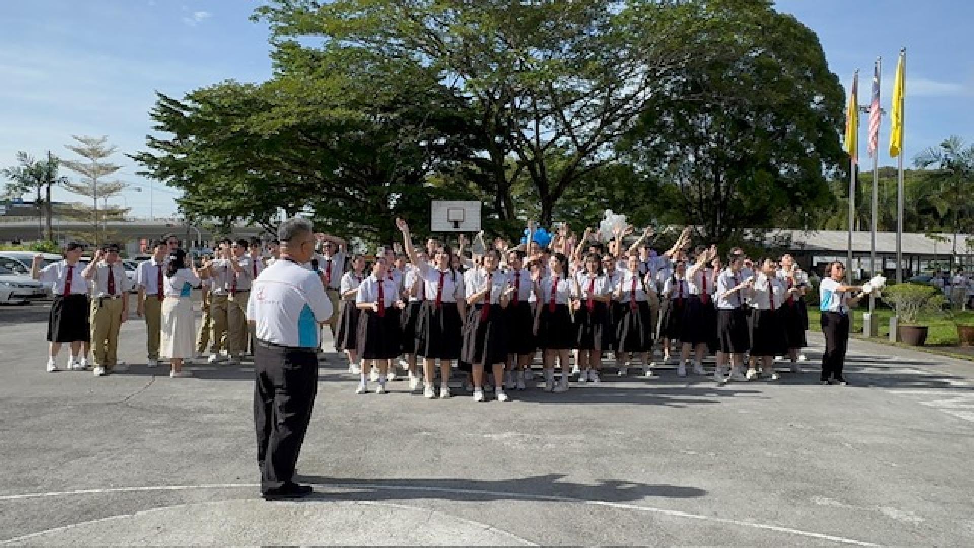 全体高三学生在校园内最后一次听校长谈话。