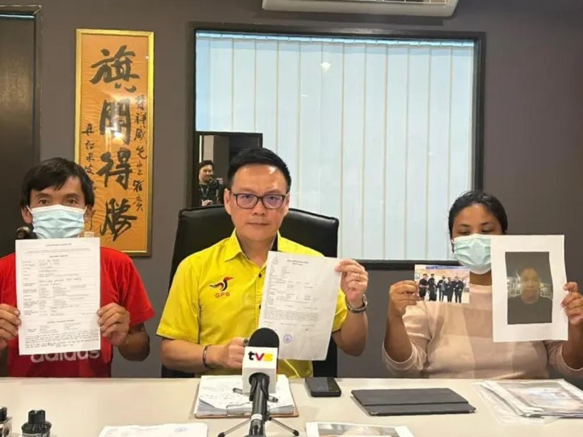 符祥威（中）与受害者父母于2025年10月24日在其律师事务所Milton & Co举行记者会，展示相关警方报案书与案件照片。