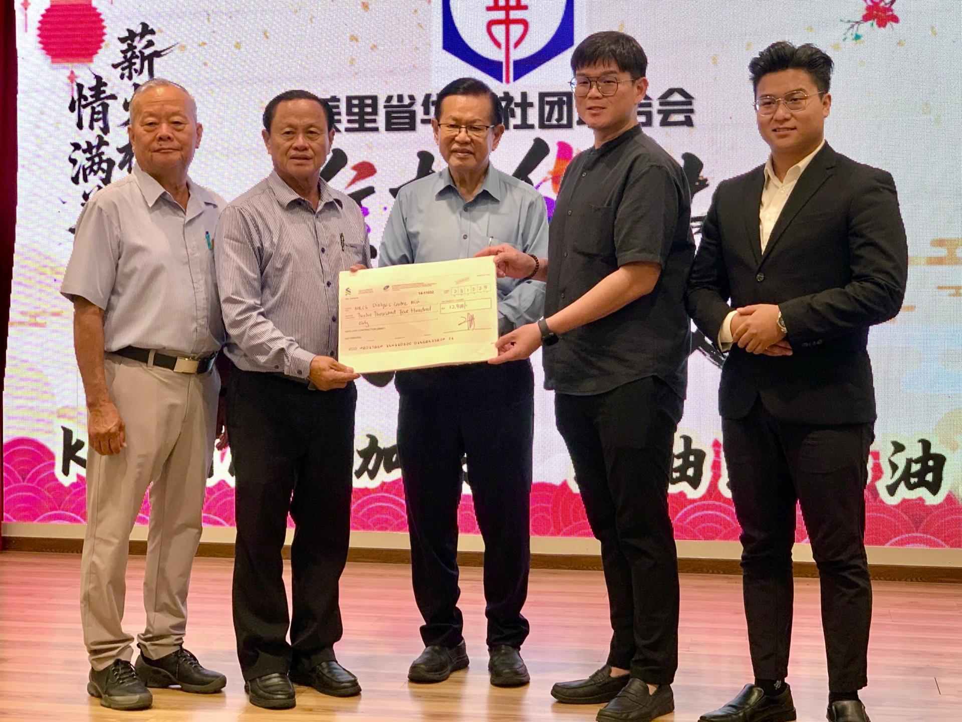 美里省华总副会长甲必丹严学忠(左2)在砂拉越交通部长拿督斯里李景胜等陪同及见证,捐赠并移交1万2500令吉善款予美里红新月会洗肾中心,用于中心的日常运营。
