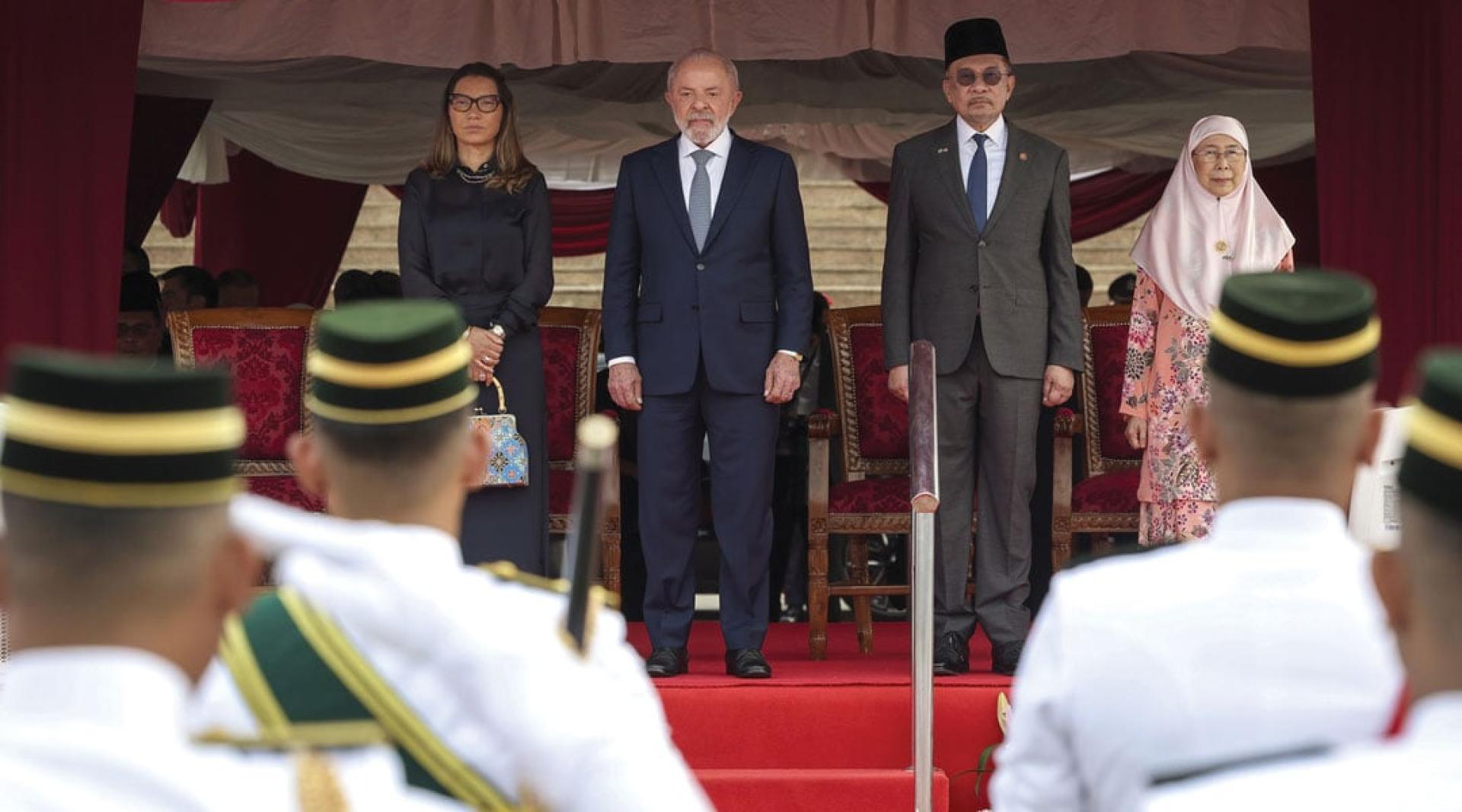 首相安华(右2起)欢迎巴西总统卢拉抵达我国,参加第47届东盟峰会。