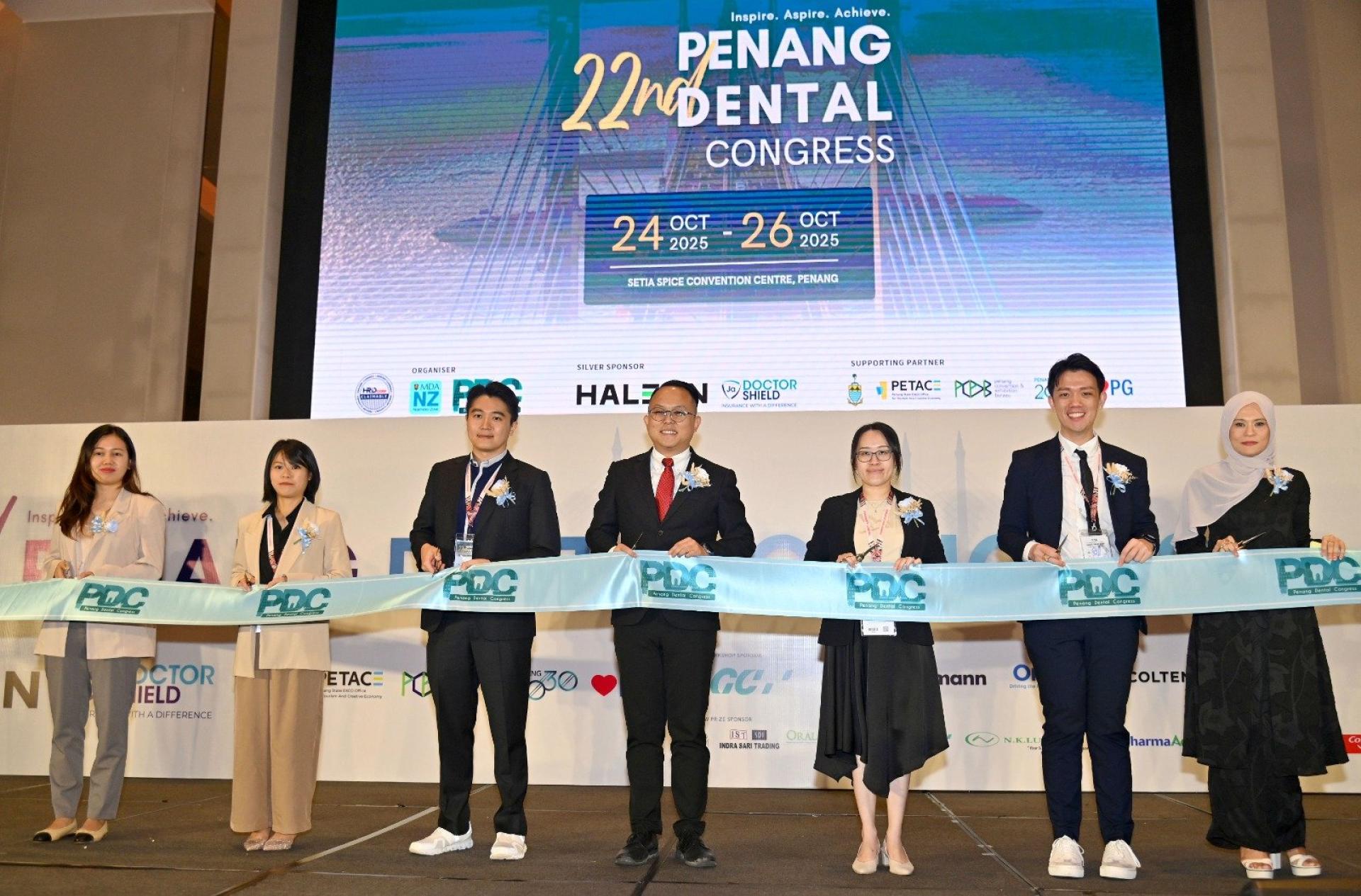 魏子森(左4)主持第22届槟城牙科大会开幕礼。(左2起)吴依婷、张振峰及颜沛珺等。