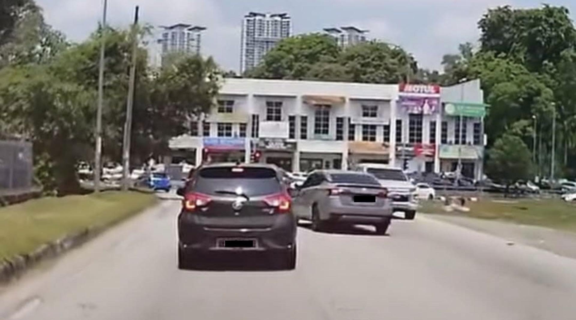 轿车超车引起迎面而来的轿车司机鸣笛示警。