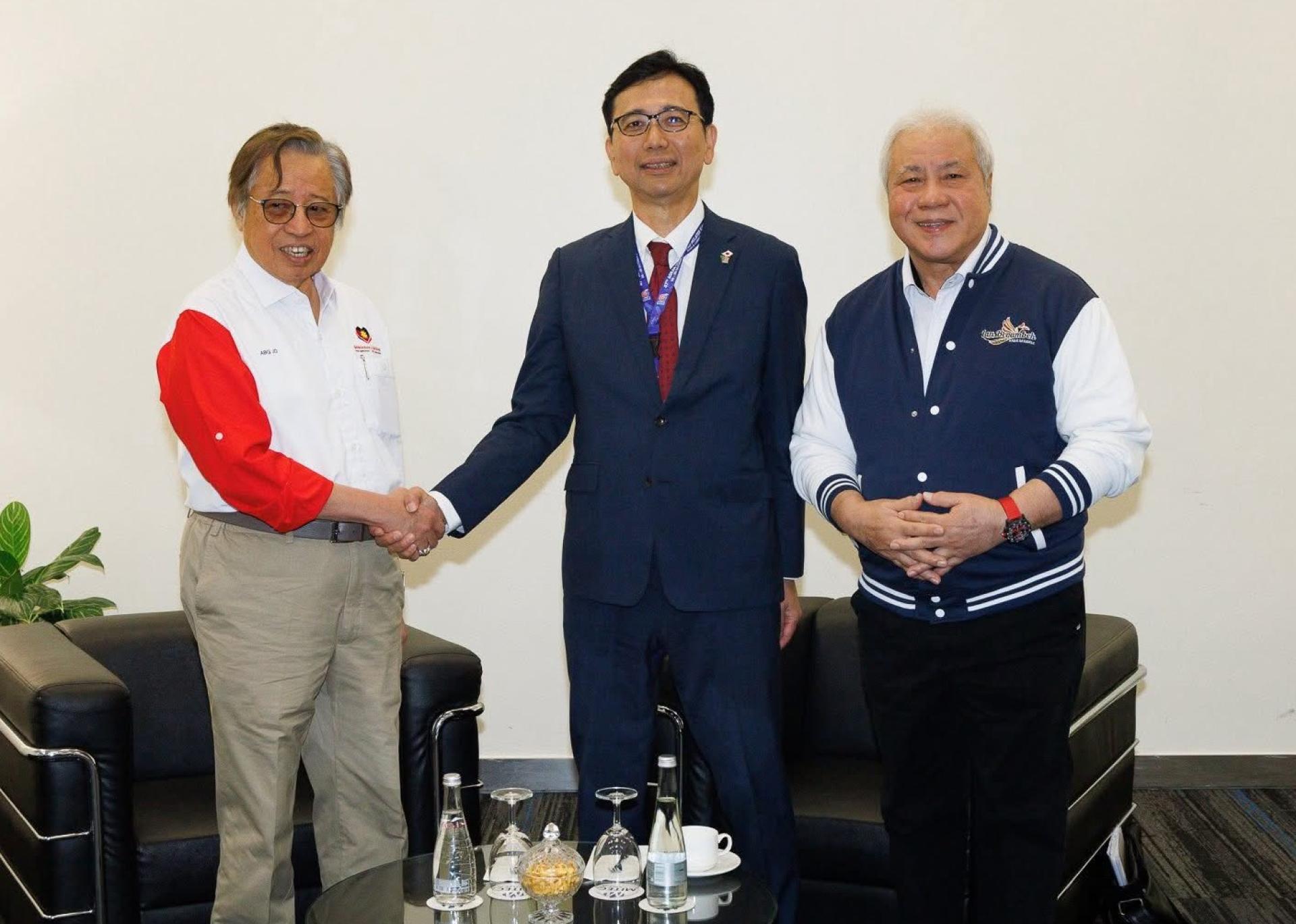 日本驻马来西亚大使四方敬之(中)与砂总理拿督巴丁宜丹斯里阿邦佐哈里(左)握手寒暄。右为砂副总理拿督阿玛阿旺登雅。