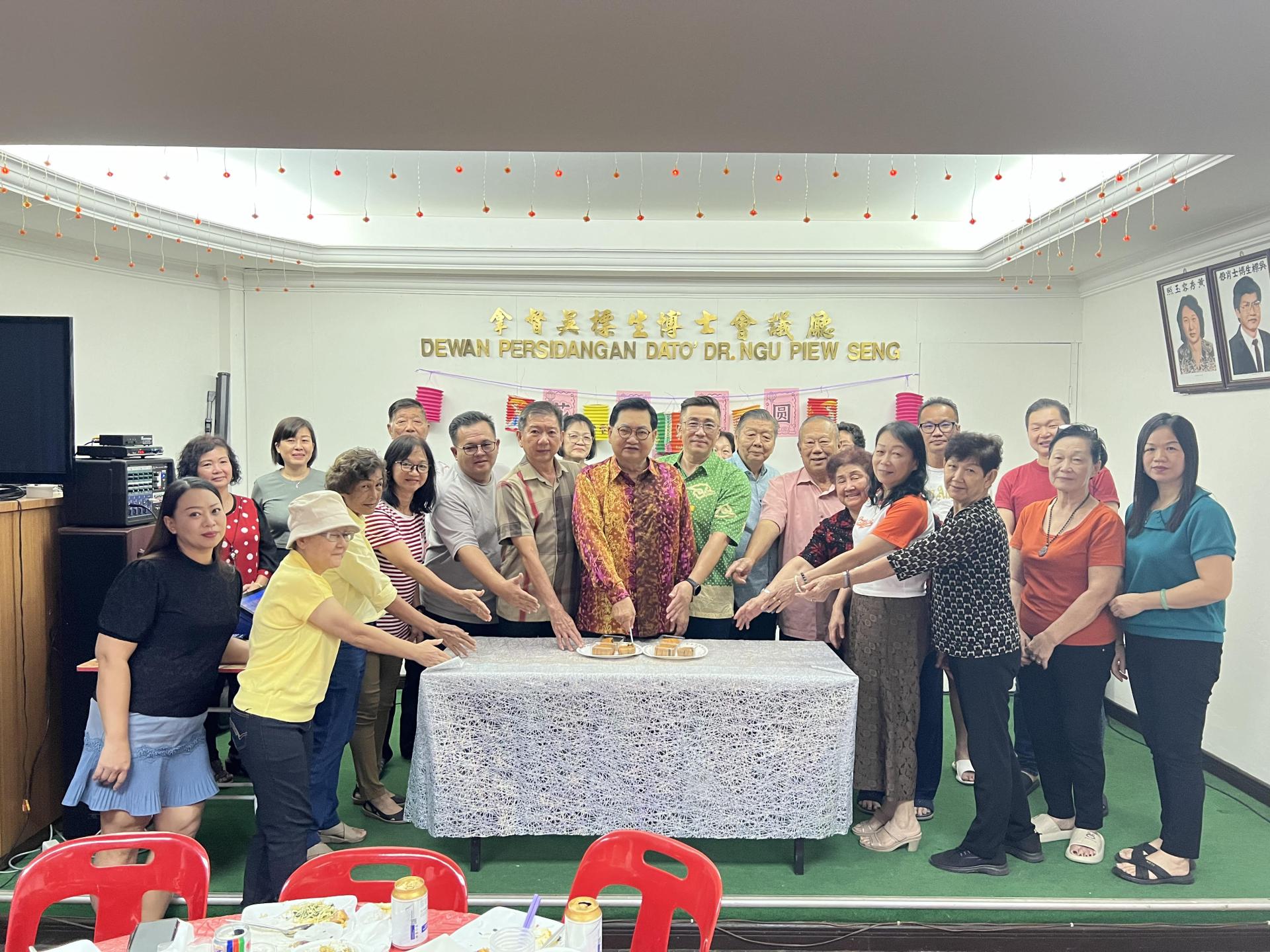 全体理事共切中秋月饼。