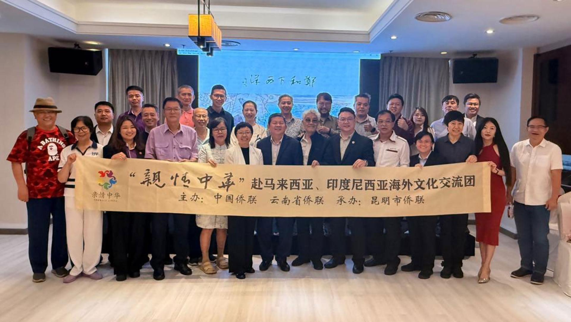 林家全（前排左7）在“亲情中华”《郑和下西洋》锺开天中国画长卷展览上与一众嘉宾合影。前排左6为昆明市侨联主席尹朝晖。