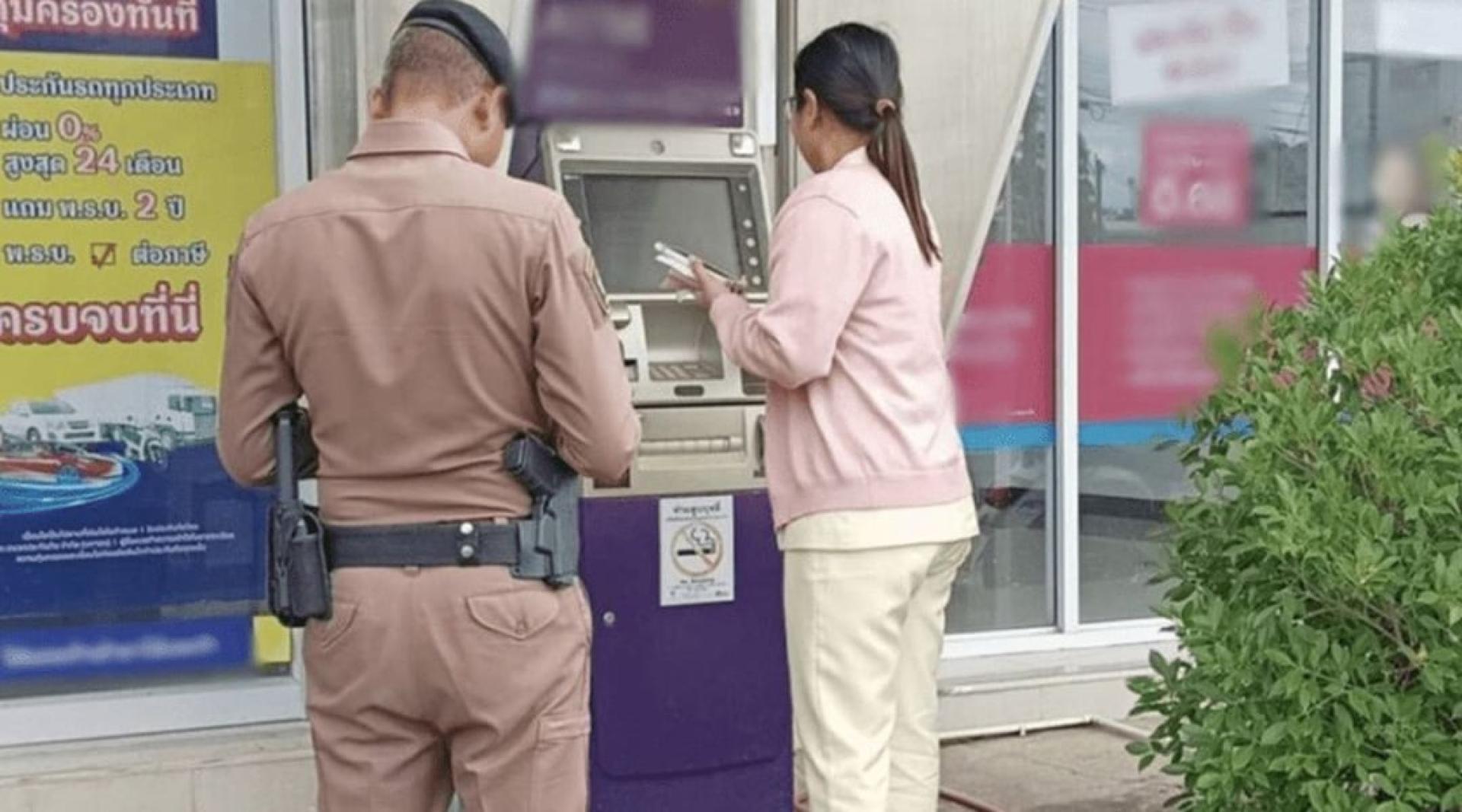 惊遇毒蛇的女护理师协助警方在现场调查。