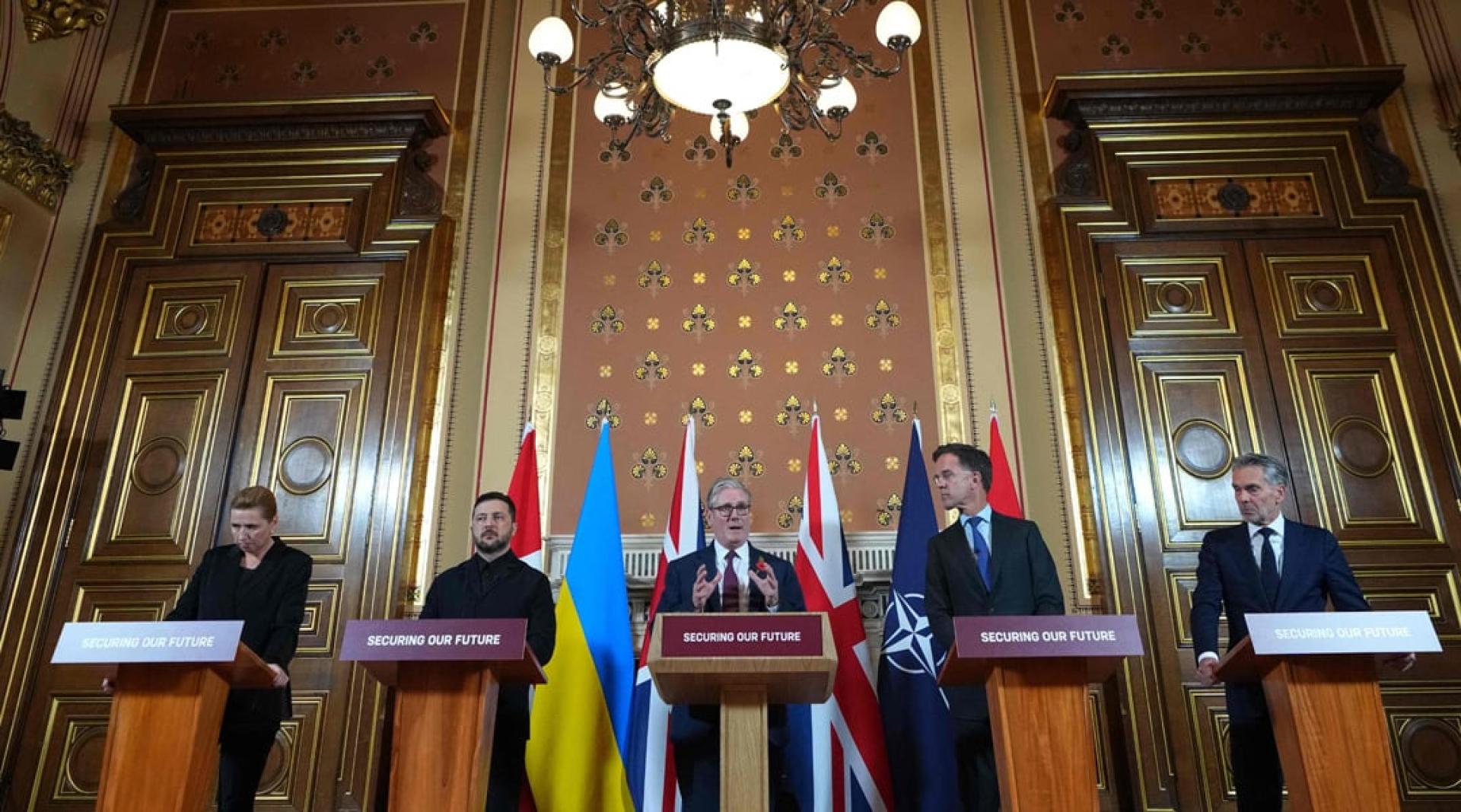 左起為丹麦首相弗雷泽里克森、乌克兰总统泽连斯基、英国首相斯塔默、北约秘书长吕特以及荷兰首相斯霍夫。