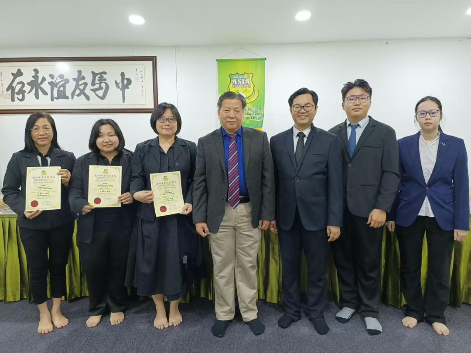 亚洲中医技职学院院长江宗兴(中)与主任江邦忠(右3)同应届中医针灸专科毕业生合影。