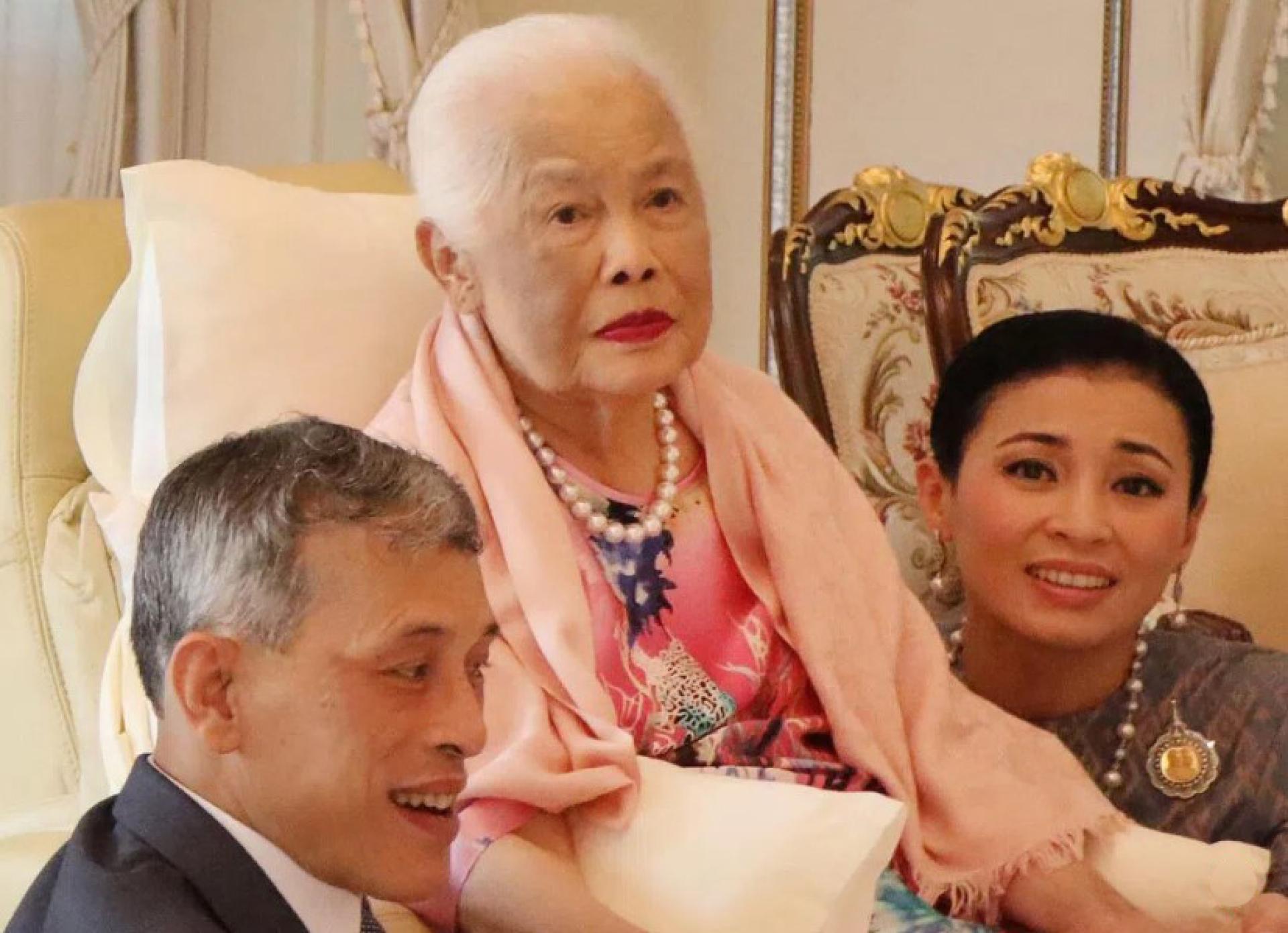泰国王室宫务处2019年8月12日发布王太后诗丽吉（中）在曼谷基拉达宫（Chitralada Palace）庆祝87岁生日的照片。陪伴在旁的是泰王哇集拉隆功（左）和王后素提达。