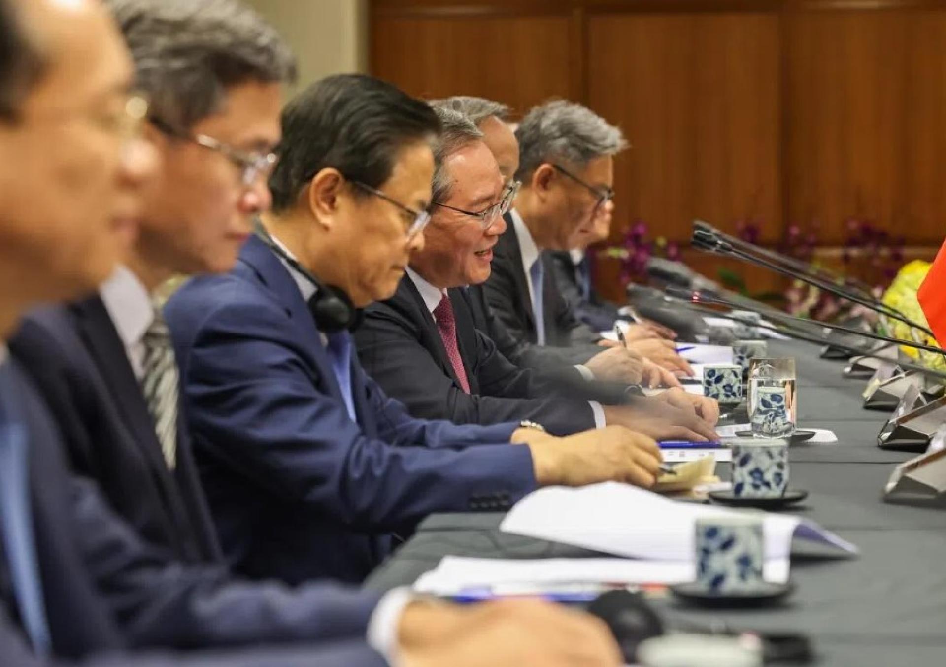 中国总理李强（左四）星期六（10月25日）下午与黄循财总理举行会谈，多位正部级高官陪同。