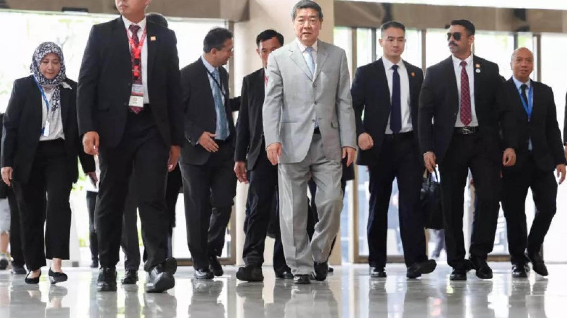 中国副总理何立峰于2025年10月25日抵达吉隆坡与美国举行贸易谈判。