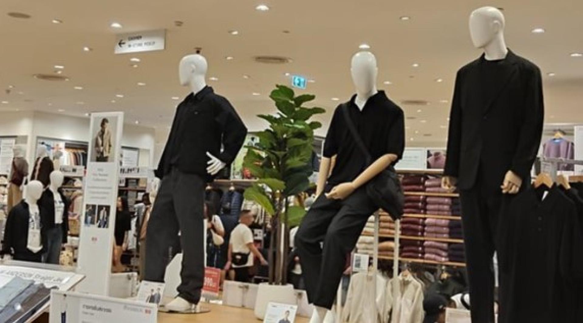 假人模特儿都换上了黑色衣服。