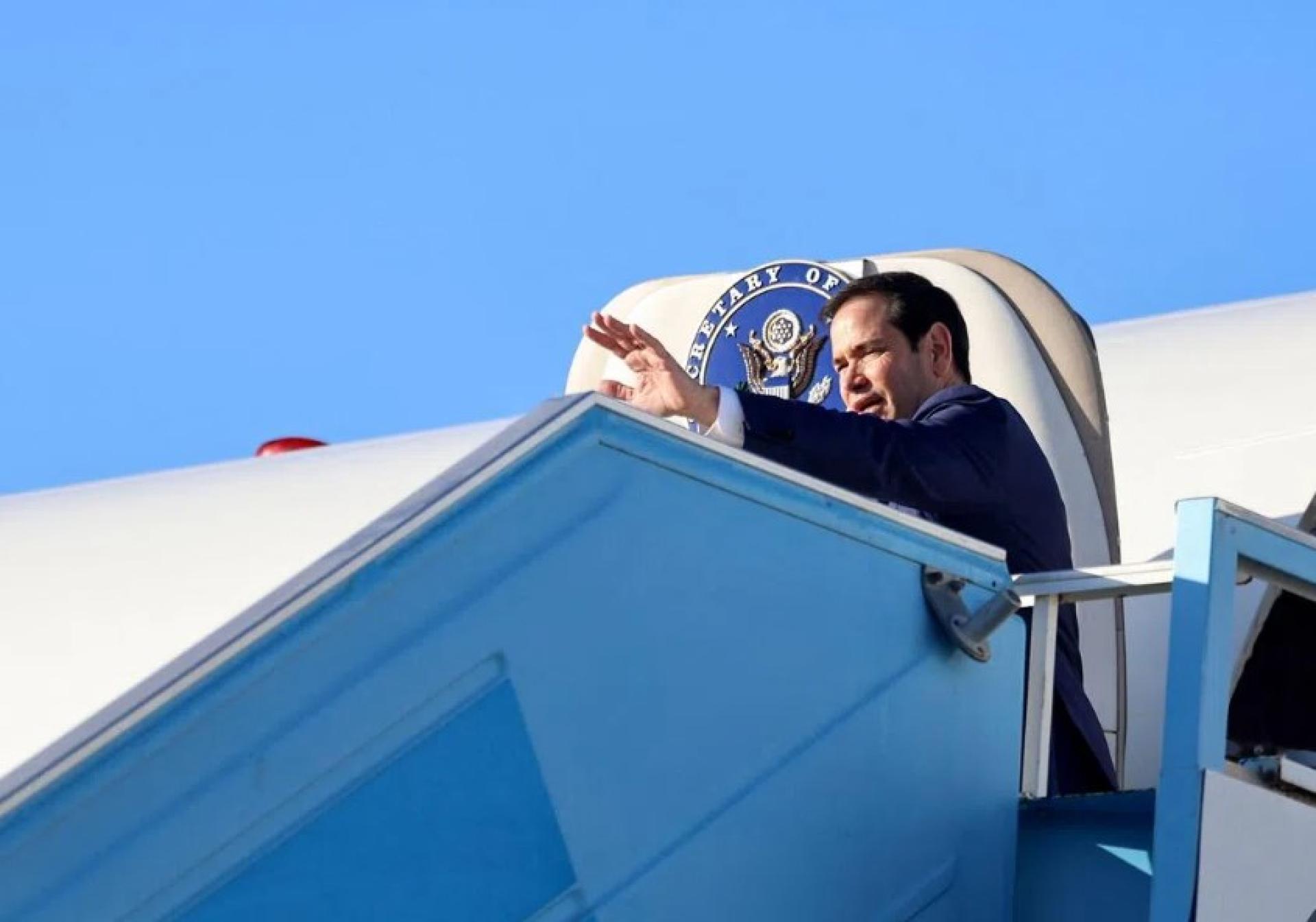 美国国务卿鲁比奥星期六（10月25日）在飞往以色列和卡塔尔的飞机上对记者说，美国不会为了在贸易协议上获得某些优惠待遇而放弃台湾。