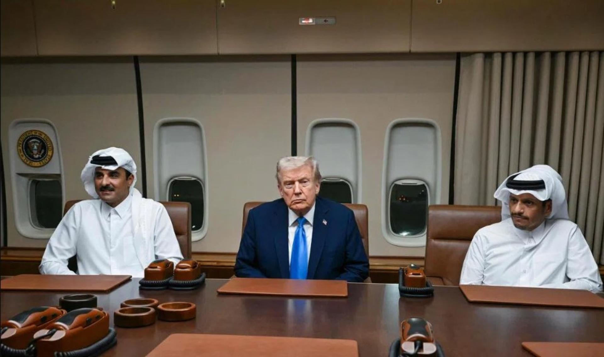 美国总统特朗普星期六（10月25日）乘坐的空军一号停在乌代德空军基地，与卡塔尔埃米尔塔米姆（左）、首相兼外长穆罕默德（右）会面。