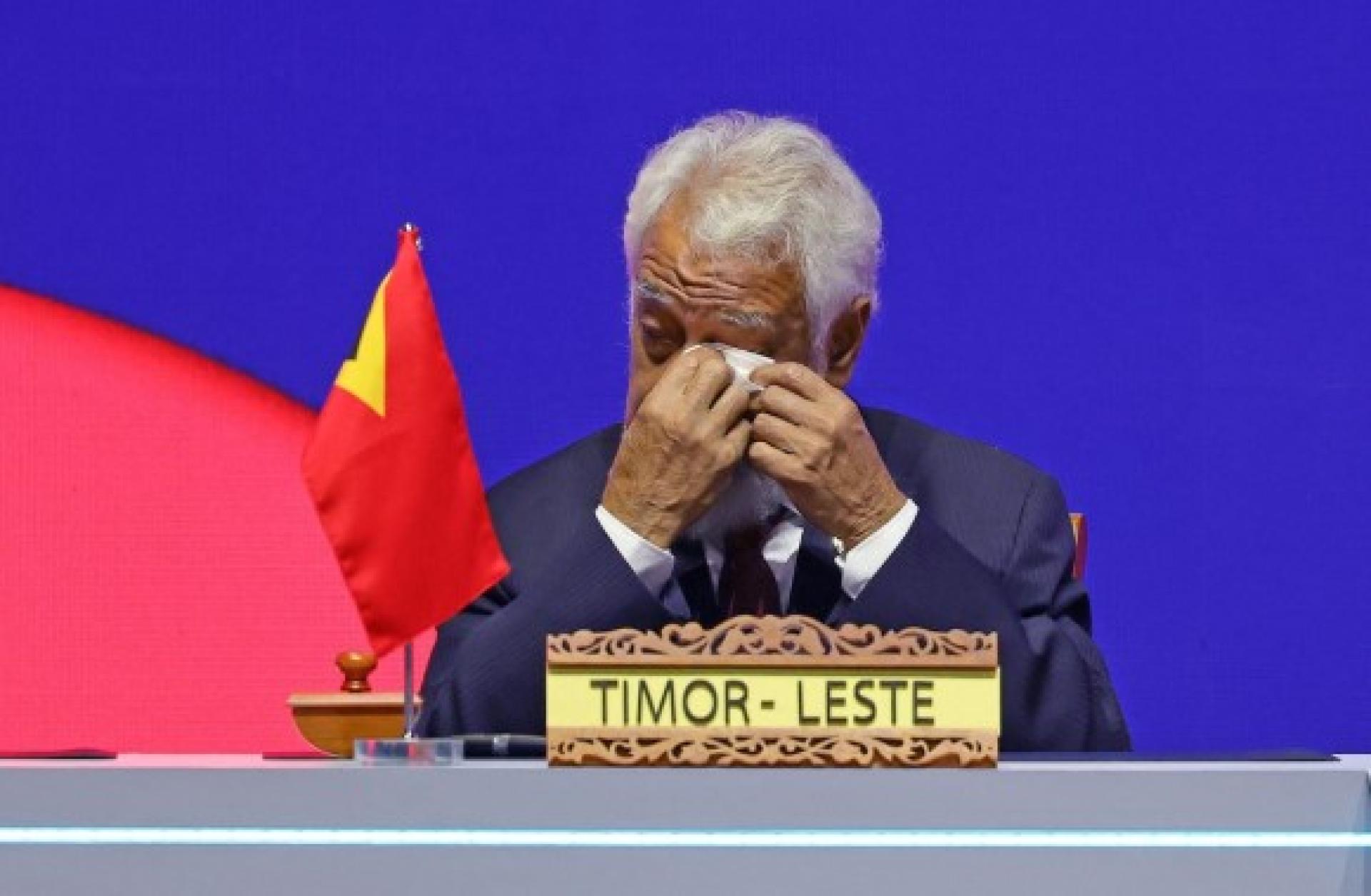 在正式签署东帝汶加入东盟宣言后，沙纳纳喜极而泣。