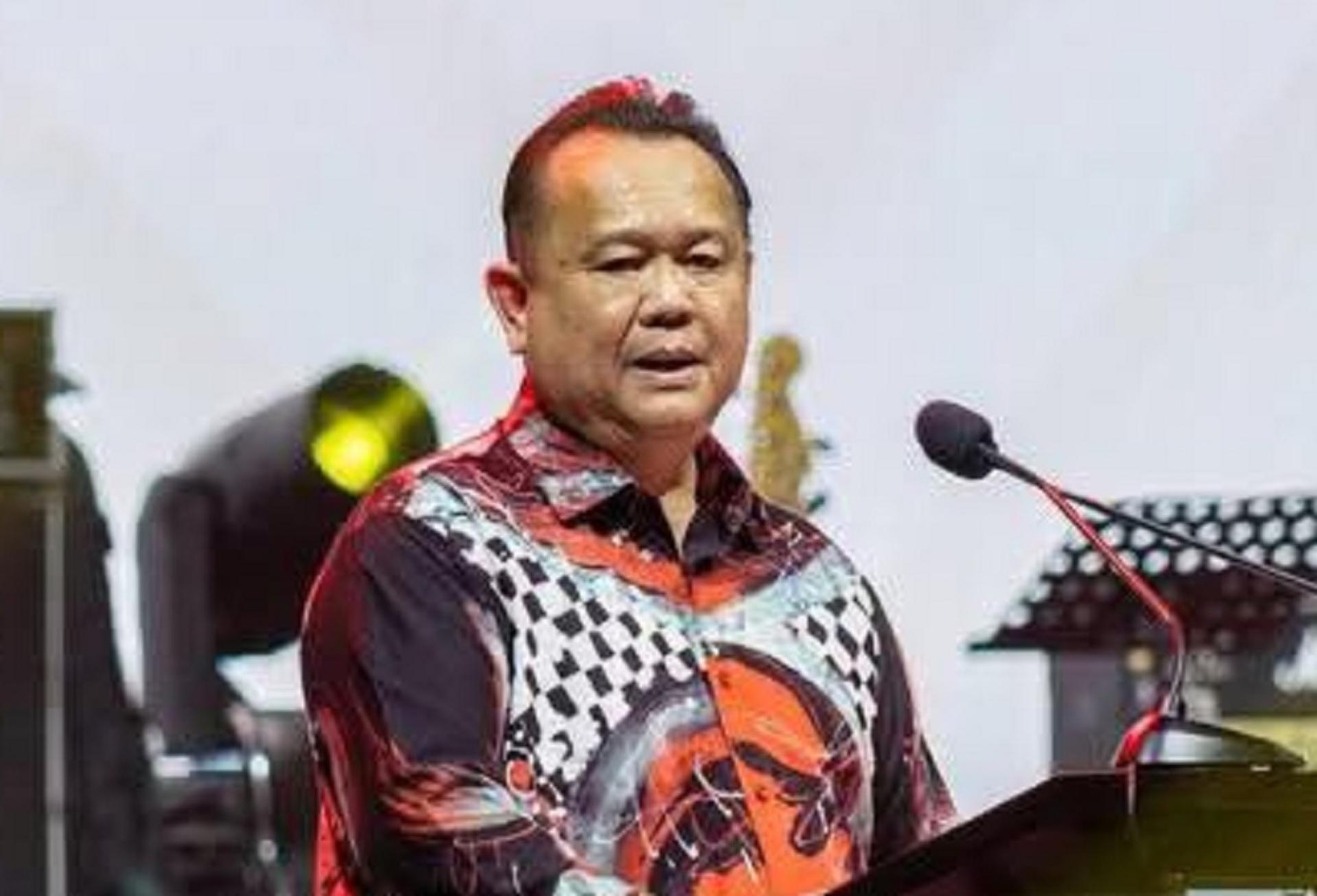 工程部长兼2025年砂拉越子民聚会筹委会主席拿督斯里亚历山大林奇晚宴上发言。