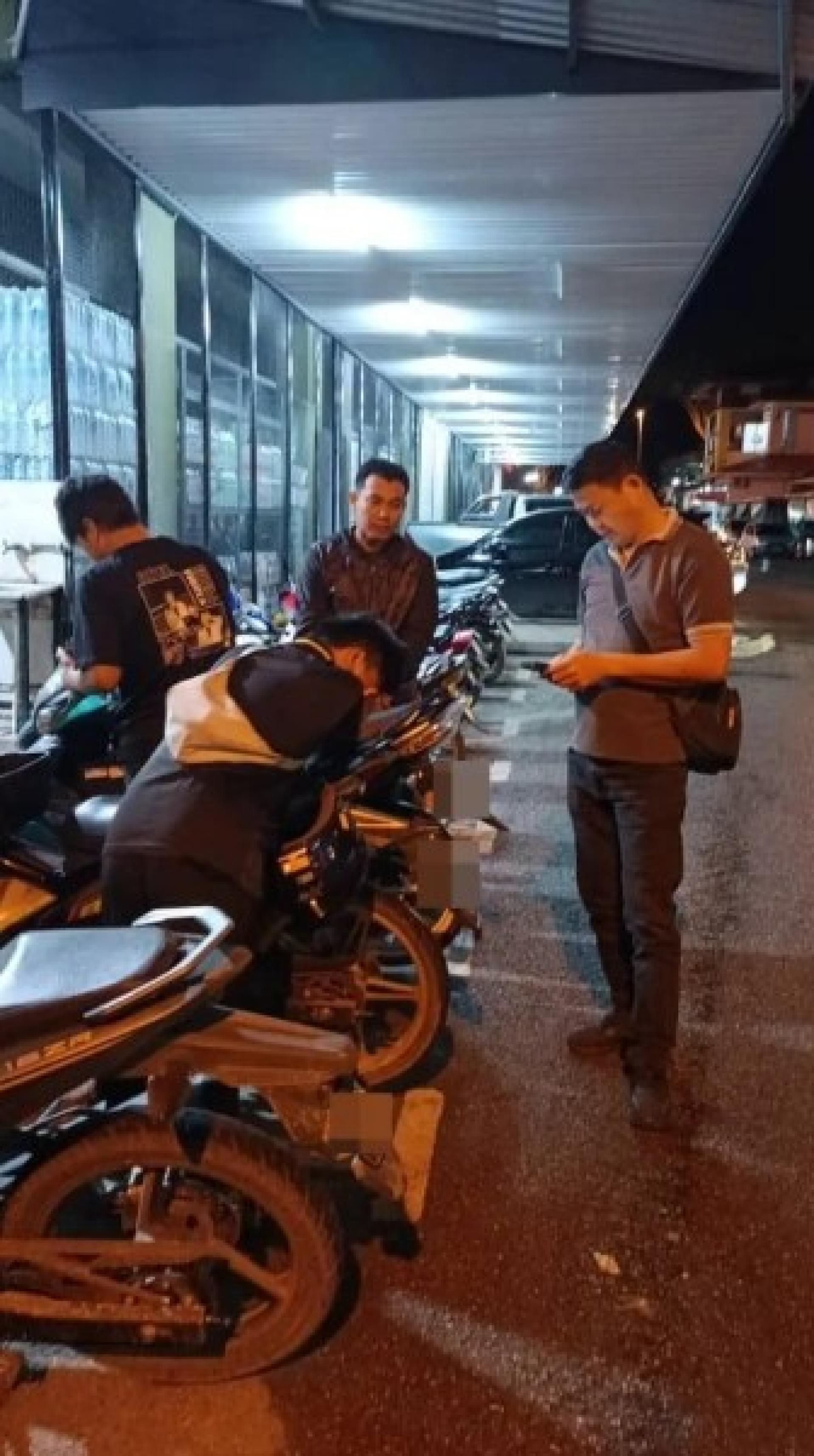 石隆门警区交通调查与执法组昨晚展开“摩托行动”时进行取缔检查的现场情景。