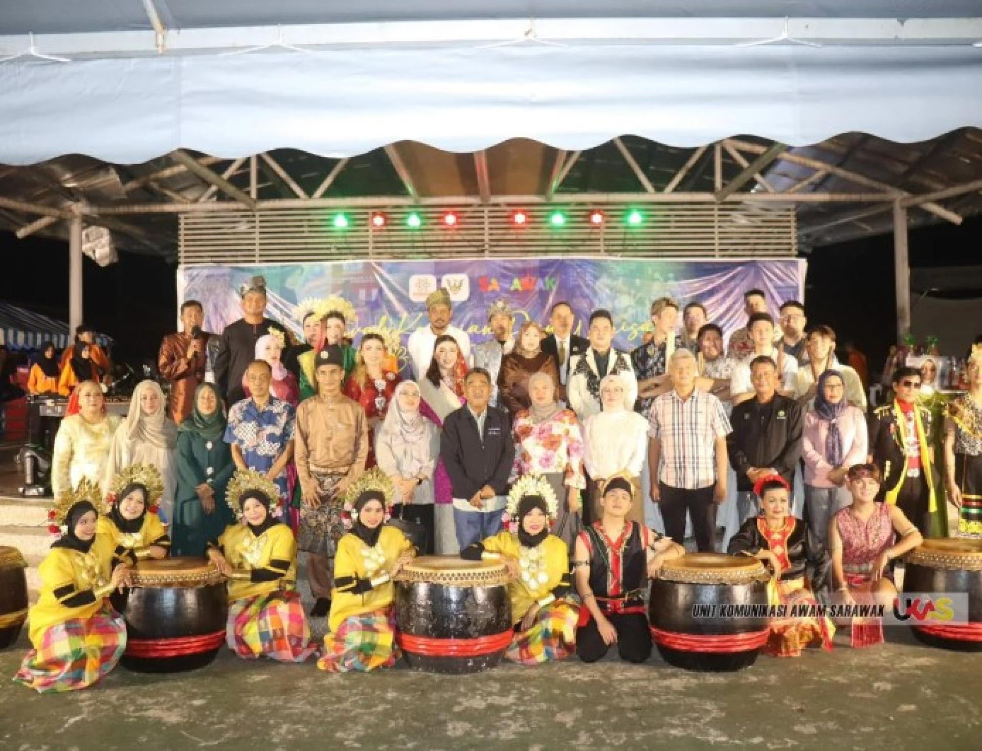 2025年砂东河艺术与遗产节昨日在实文然中央广场（Padang Sentral Simunjan）举行的活动现场一景。