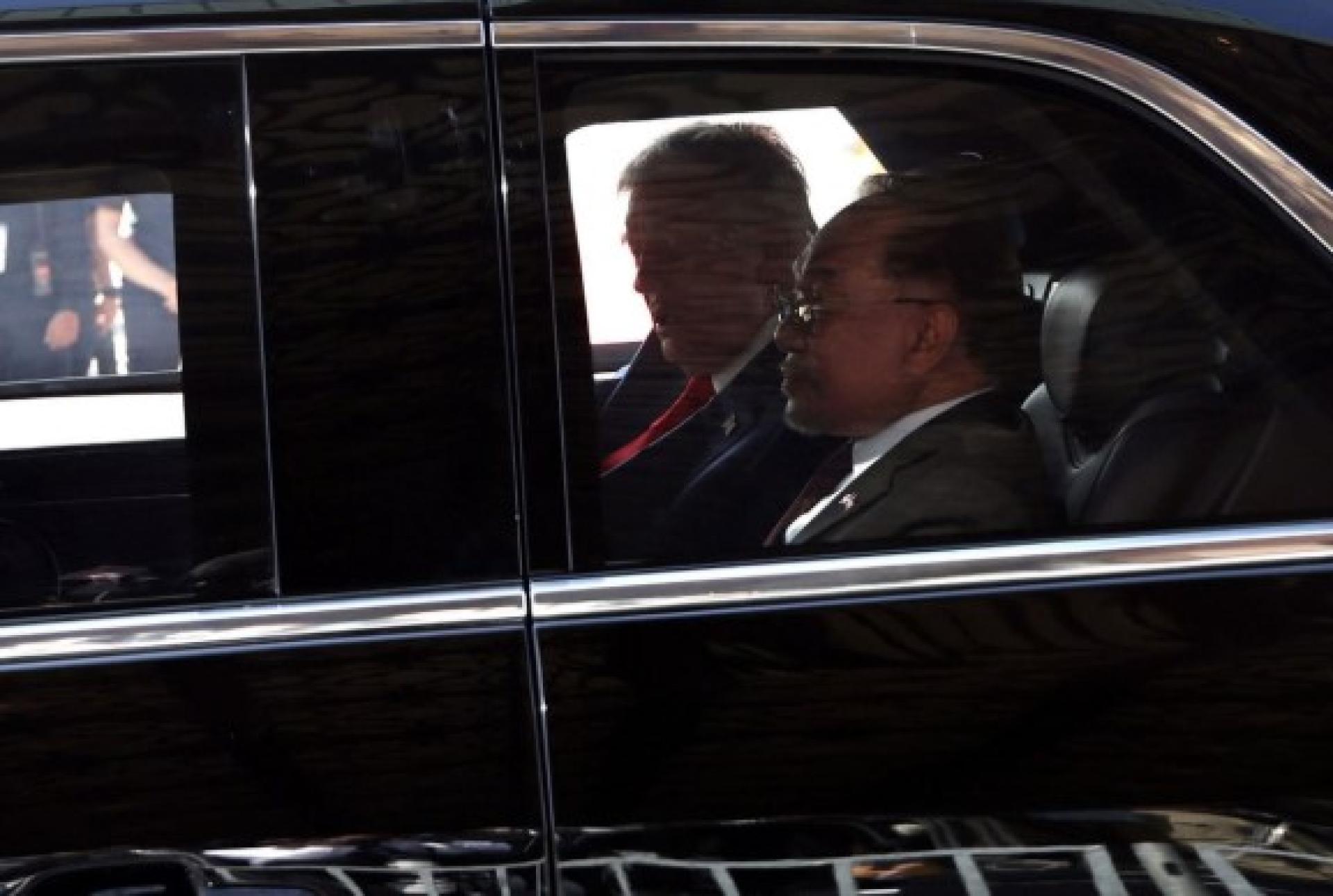 特朗普与安华坐上美国总统专车“野兽”。