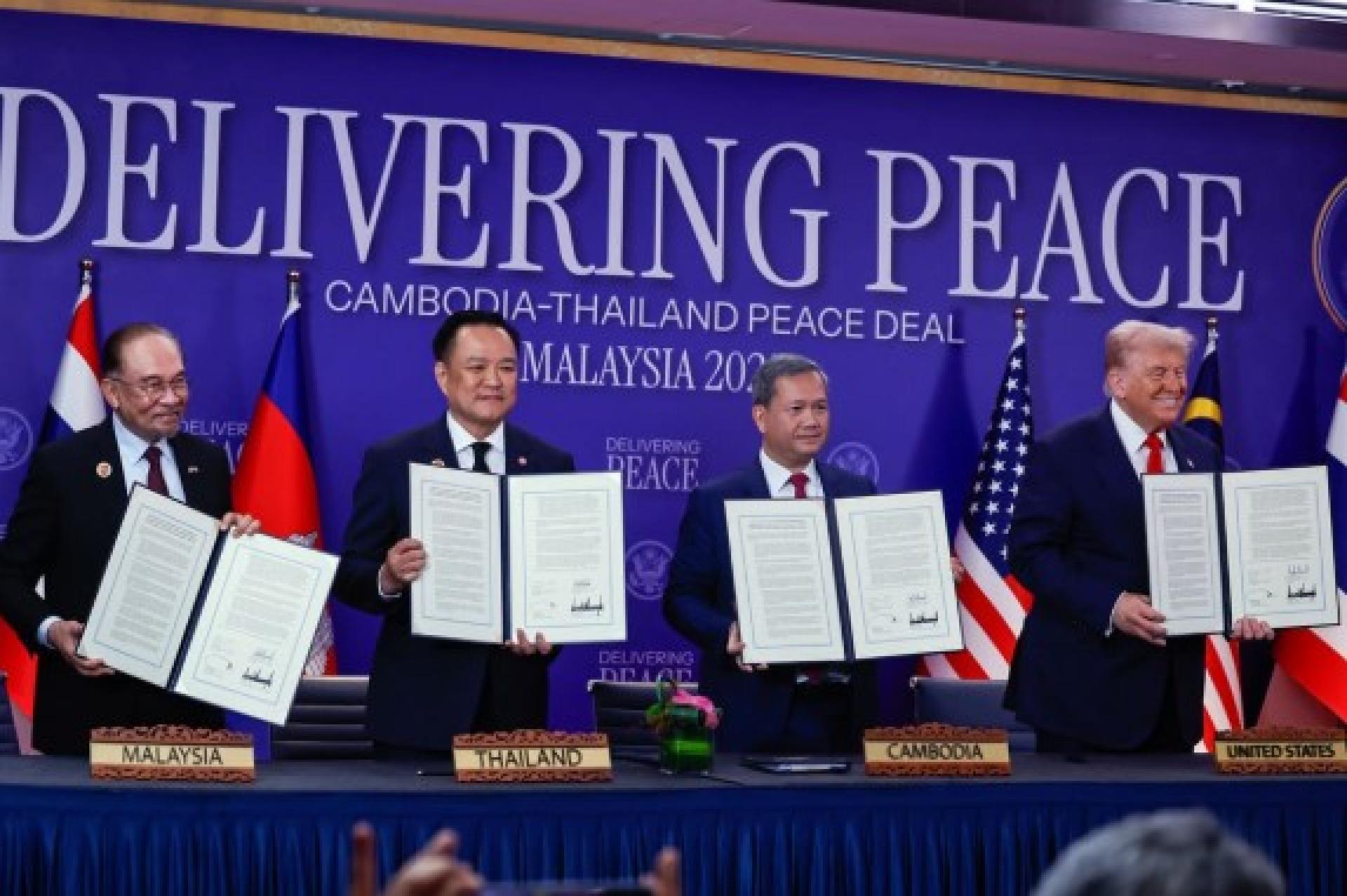 阿努廷与洪马内中签署该吉隆坡和平协议，安华及特朗普见证。