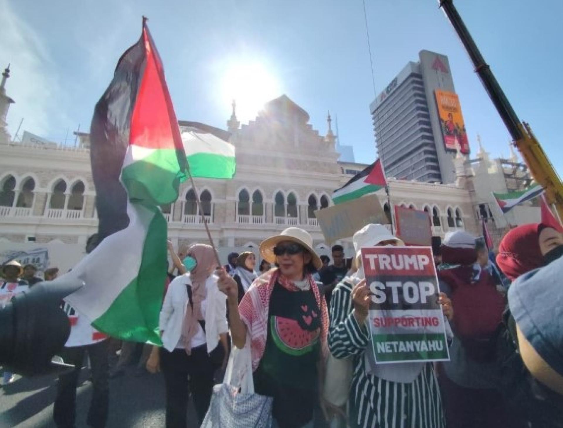 挺巴示威者挥舞巴勒斯坦国旗，要特朗普停止支持以色列侵占巴国。