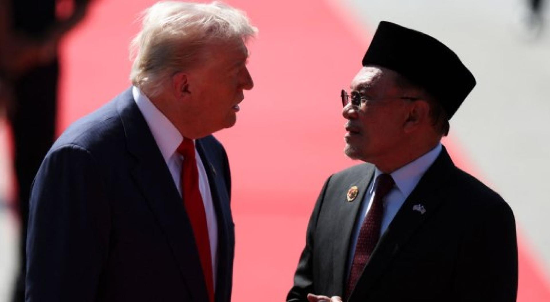 特朗普10月26日上午飞抵吉隆坡国际机场，大马首相安华到场迎接。