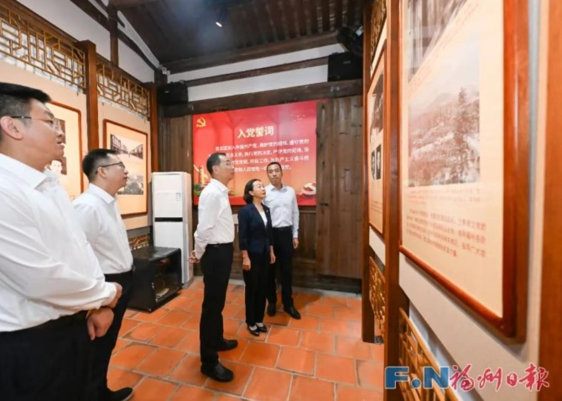 郭宁宁、吴贤德察看中共福州市委旧址。