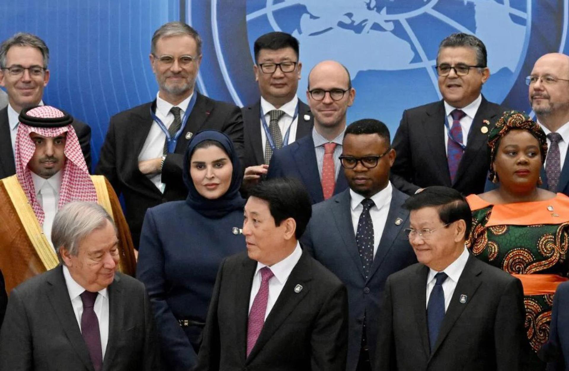 联合国秘书长古特雷斯（前排左起）、越南国家主席梁强、老挝国家主席通伦及其他国家领导人和代表，星期六（10月25日）在越南首都河内一起签署《联合国打击网络犯罪公约》，并合照留念。