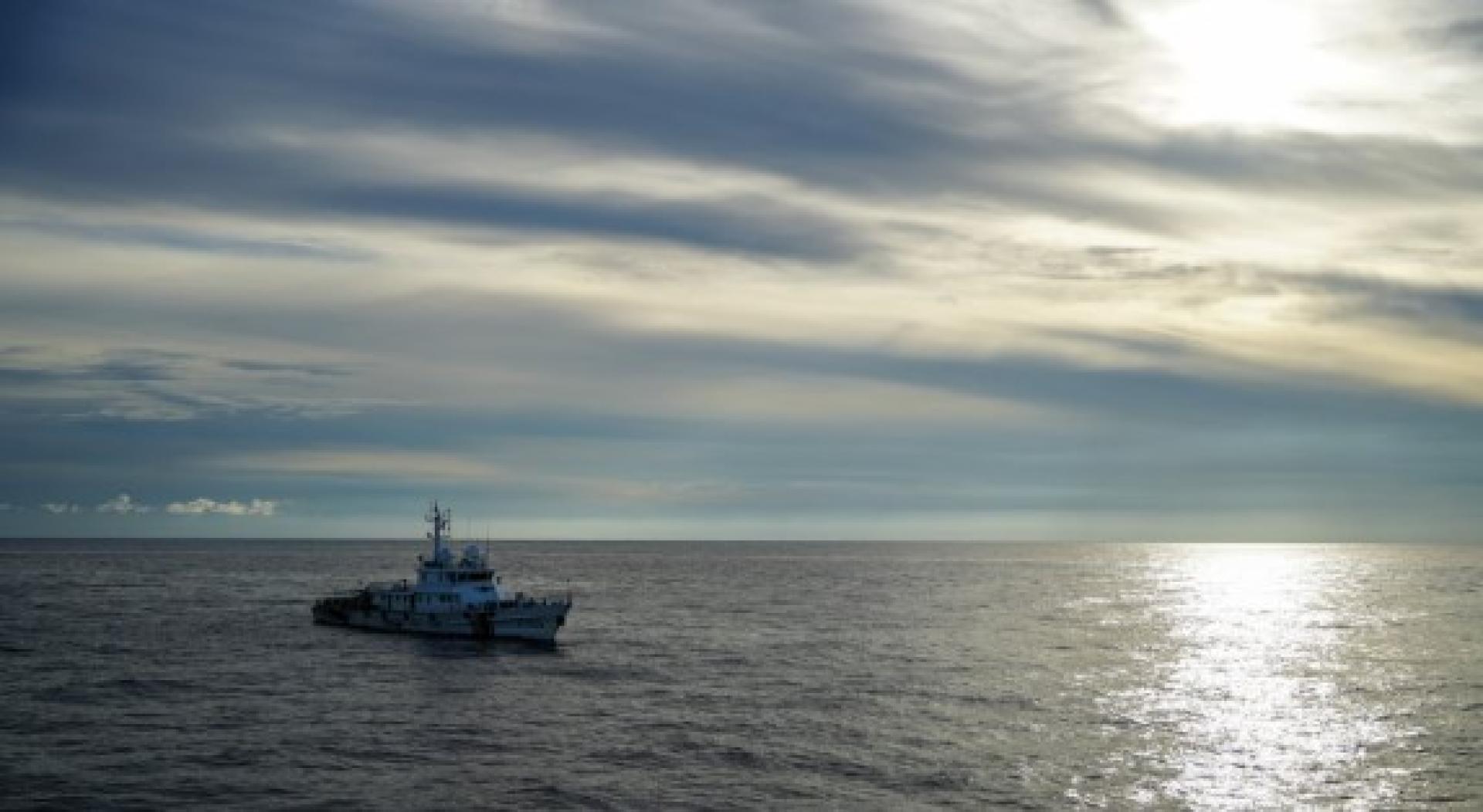 中国海警大万山艇8月20日在南海海域开展训练。（档案照）