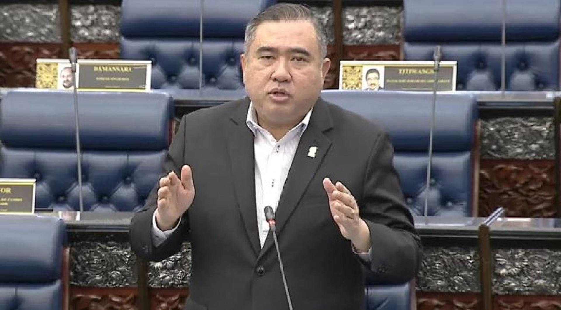 交通部长陆兆福。