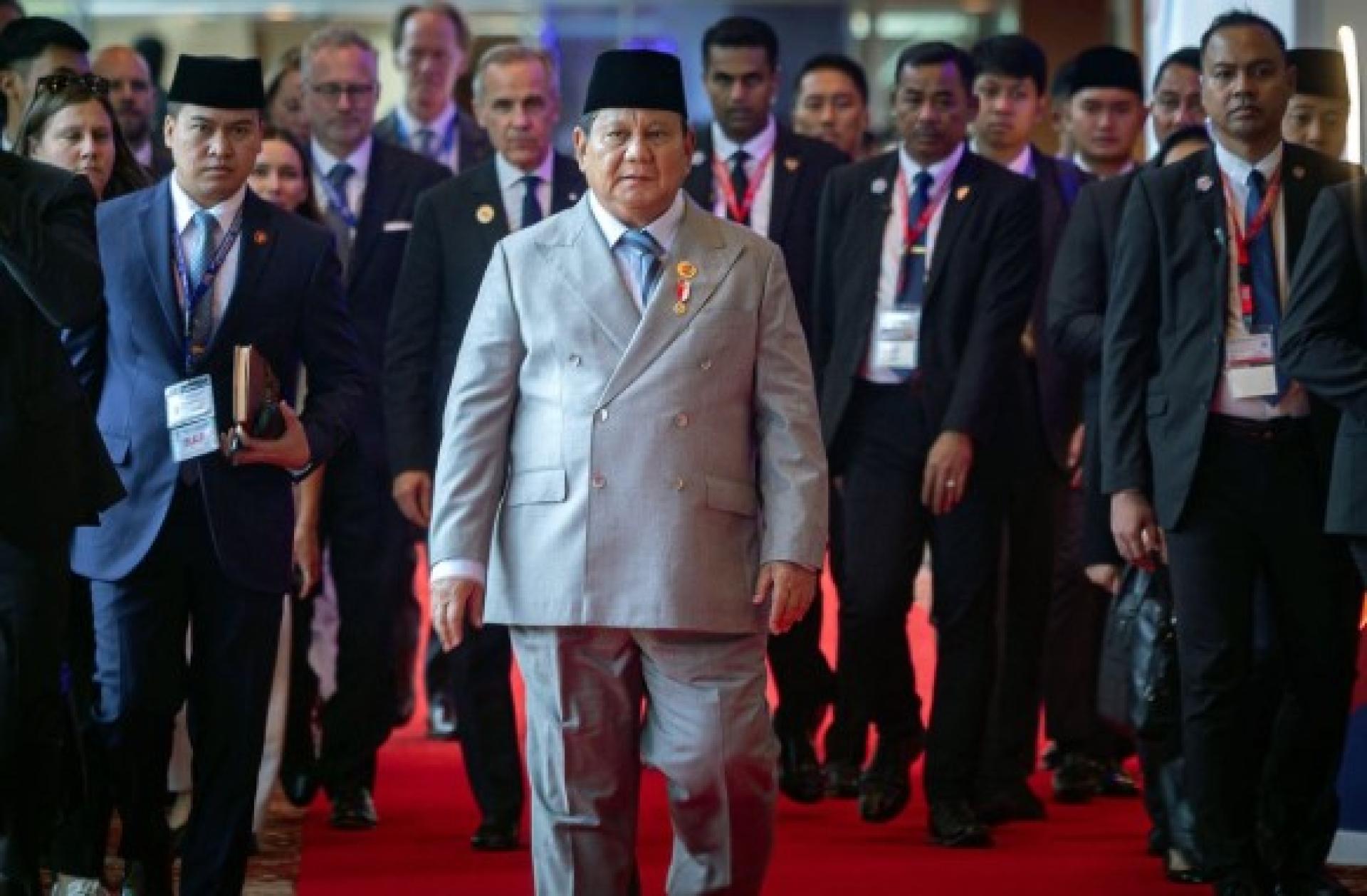 普拉博沃（中）指，我们必须加强合作与集体努力，通过利用RCEP作为韧性及以规则为基础的贸易平台，以加强区域一体化。他的讲稿由艾尔朗加代读。