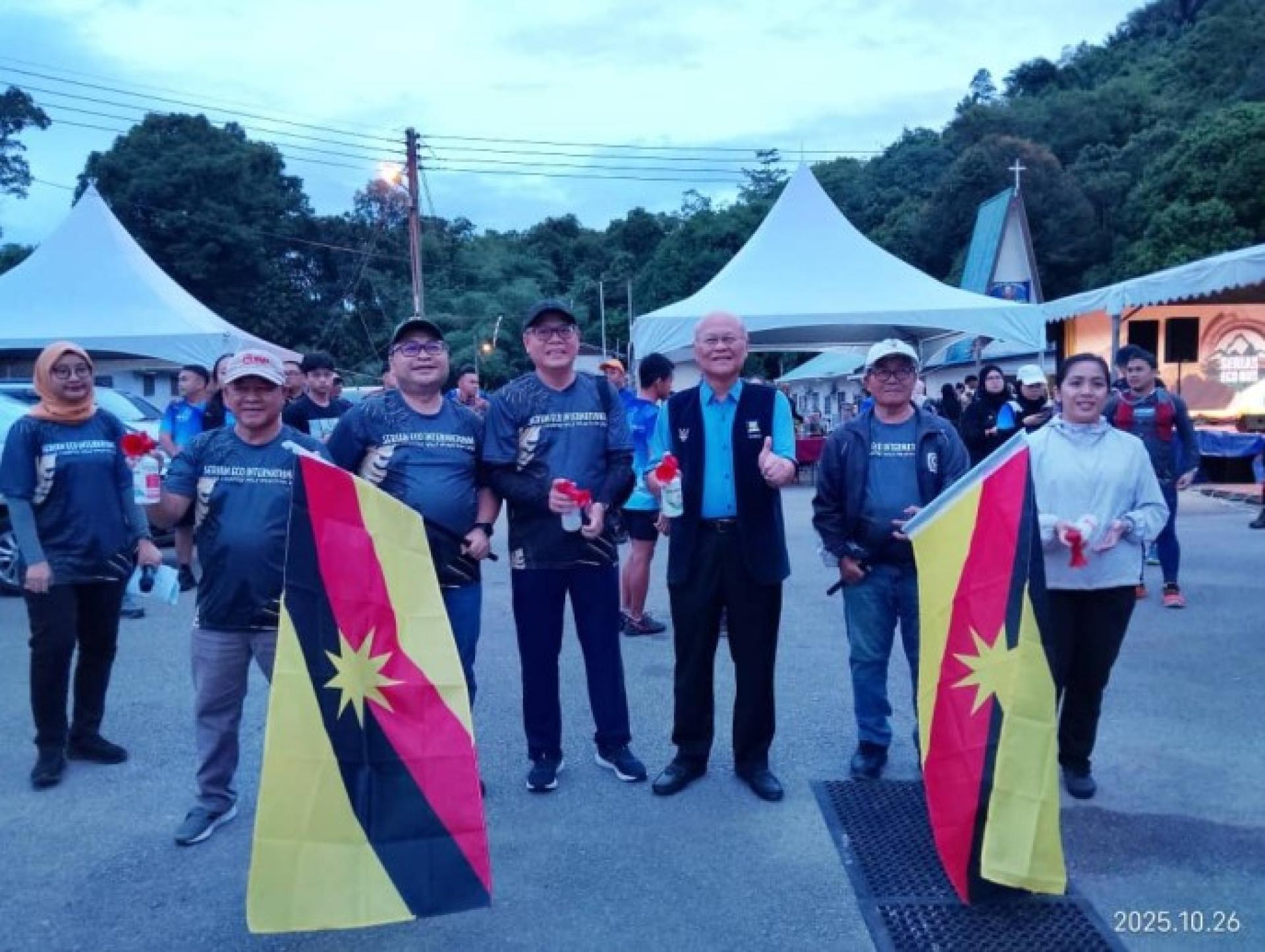 米诺斯（右3）于10月25日在西连达哈基绍村为“西连生态跑”挥旗开跑。