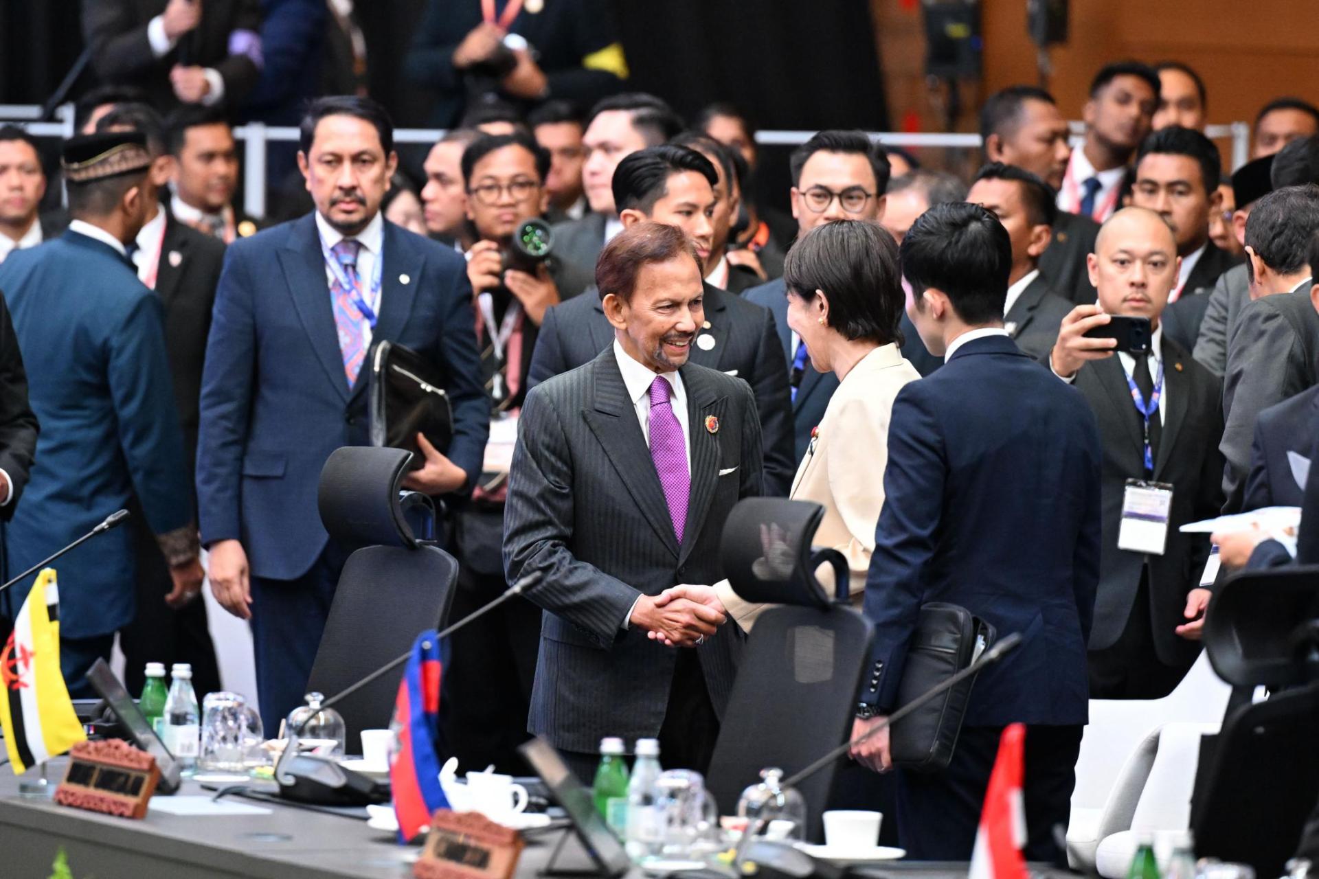 苏丹陛下在会场与日本首相高市早苗握手