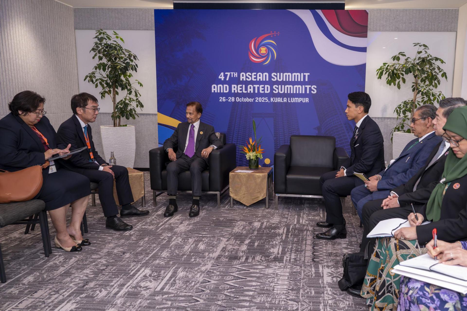 苏丹与东盟和东亚经济研究所所长渡边哲也交谈