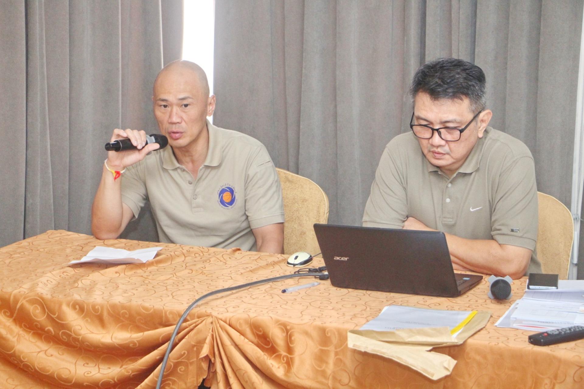 汶莱篮球总会主席吴吉兴在会上词,右为署理主席林文德