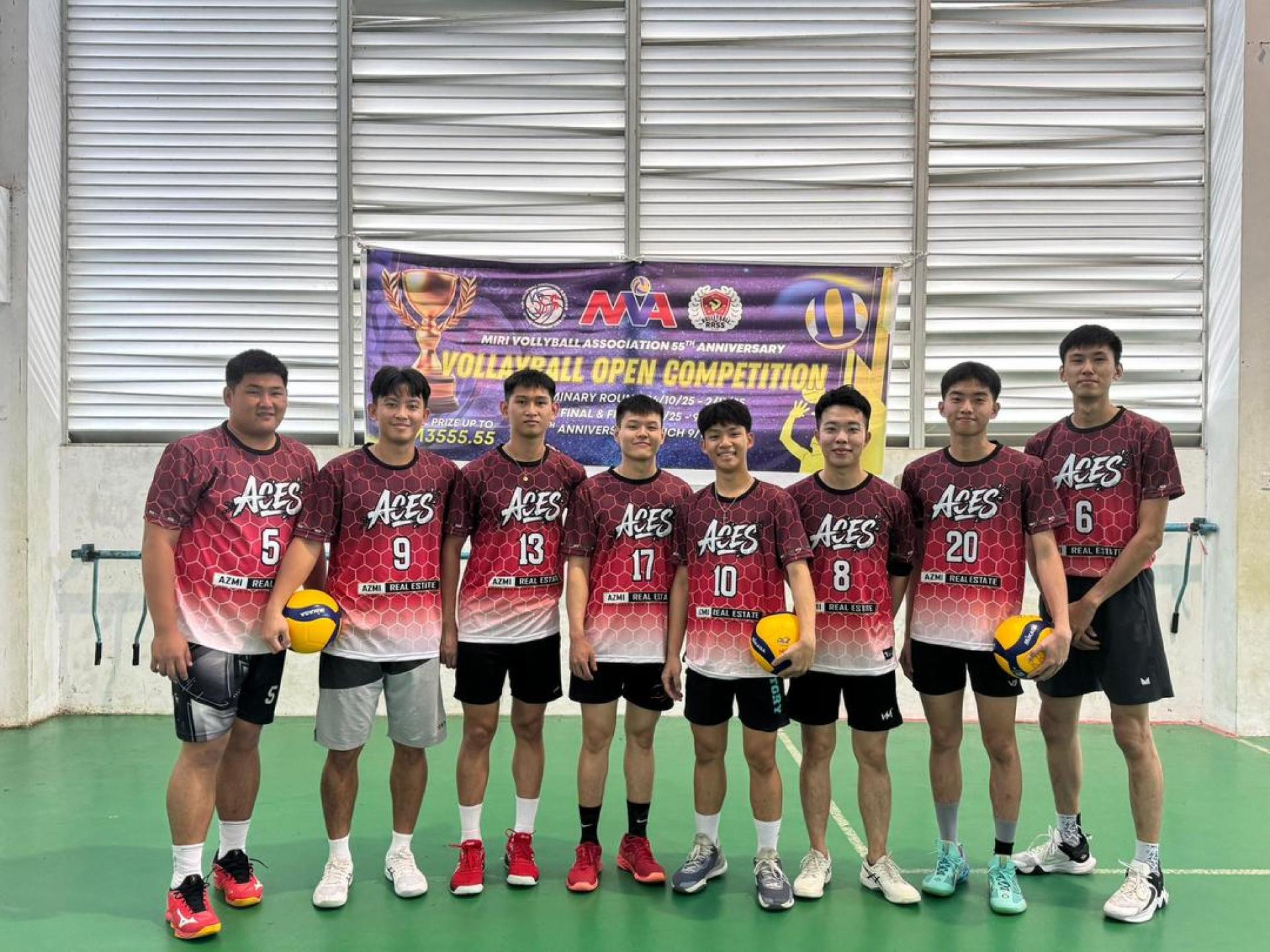 其中一只参与公开赛的球队是由美里排球总会主席温凯富（右3）亲自参与其盛。