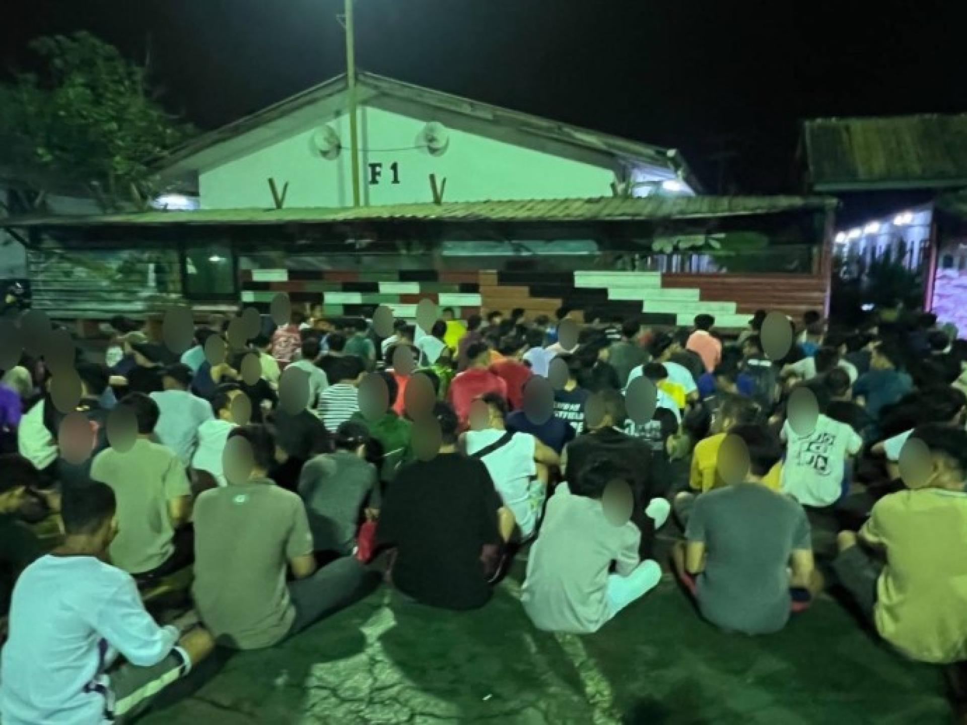 砂移民局于2025年10月26日清晨在民都鲁展开“扫荡行动”，拘留203名外籍人士。