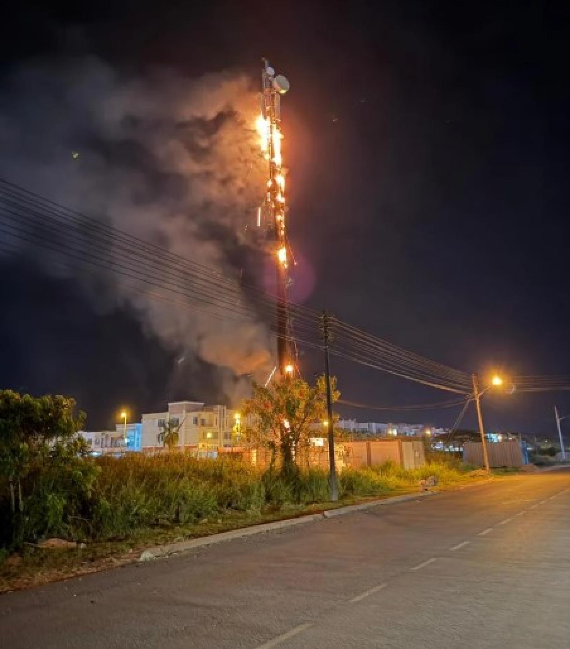 史纳汀依尔慕路起火的通讯塔。