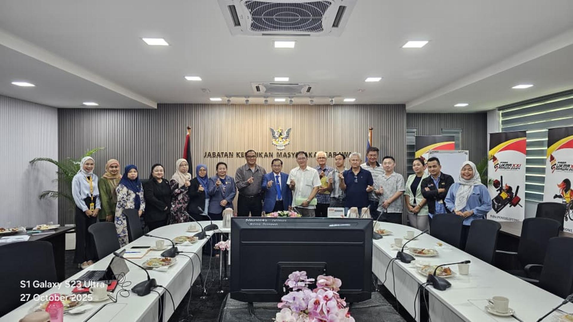 黄锦河（左10）今日率领数名人民公正党古晋与实旦宾区部执委会成员前往砂拉越福利部总部拜见砂拉越福利部主管哈志申玛维穆罕莫德（Haji Semawi bin Mohammad，左9），同时进行对话，并和福利部主要官员合影，右7为人民公正党实旦宾区部秘书房伯祥。